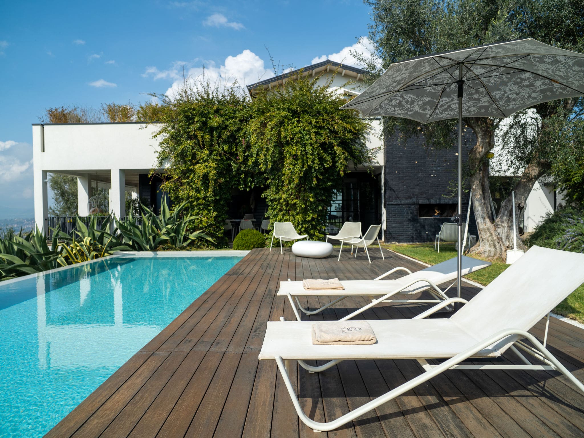 Villa Trebbianese Controguerra: Elegant 5-Bedroom Designer Villa with Private Pool and Valley Views in Abruzzo Italy