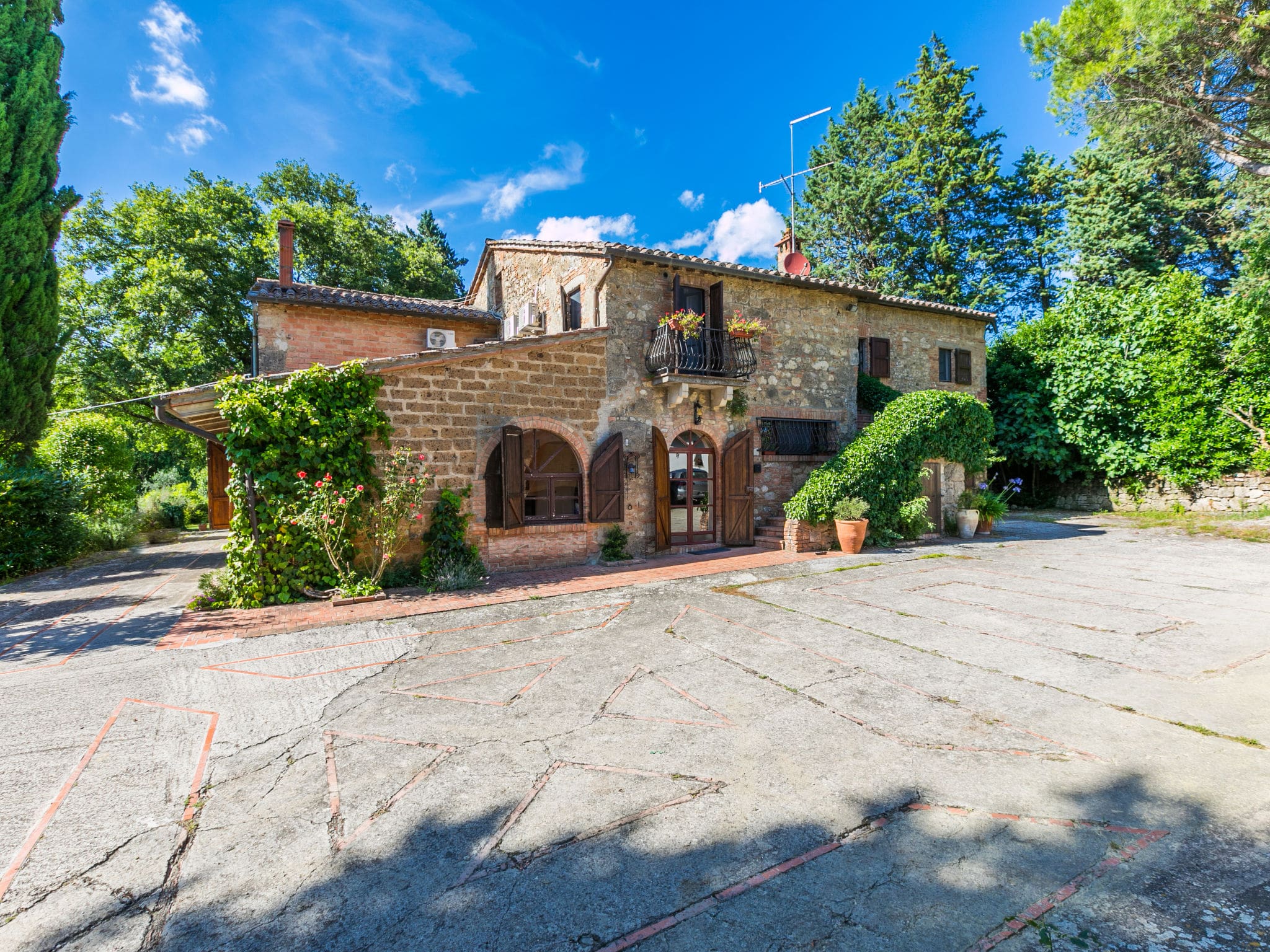 Villa Trebbiano Cetona: Stunning 5-Bedroom Historic Farmhouse with Private Pool and Gardens in Tuscan Countryside