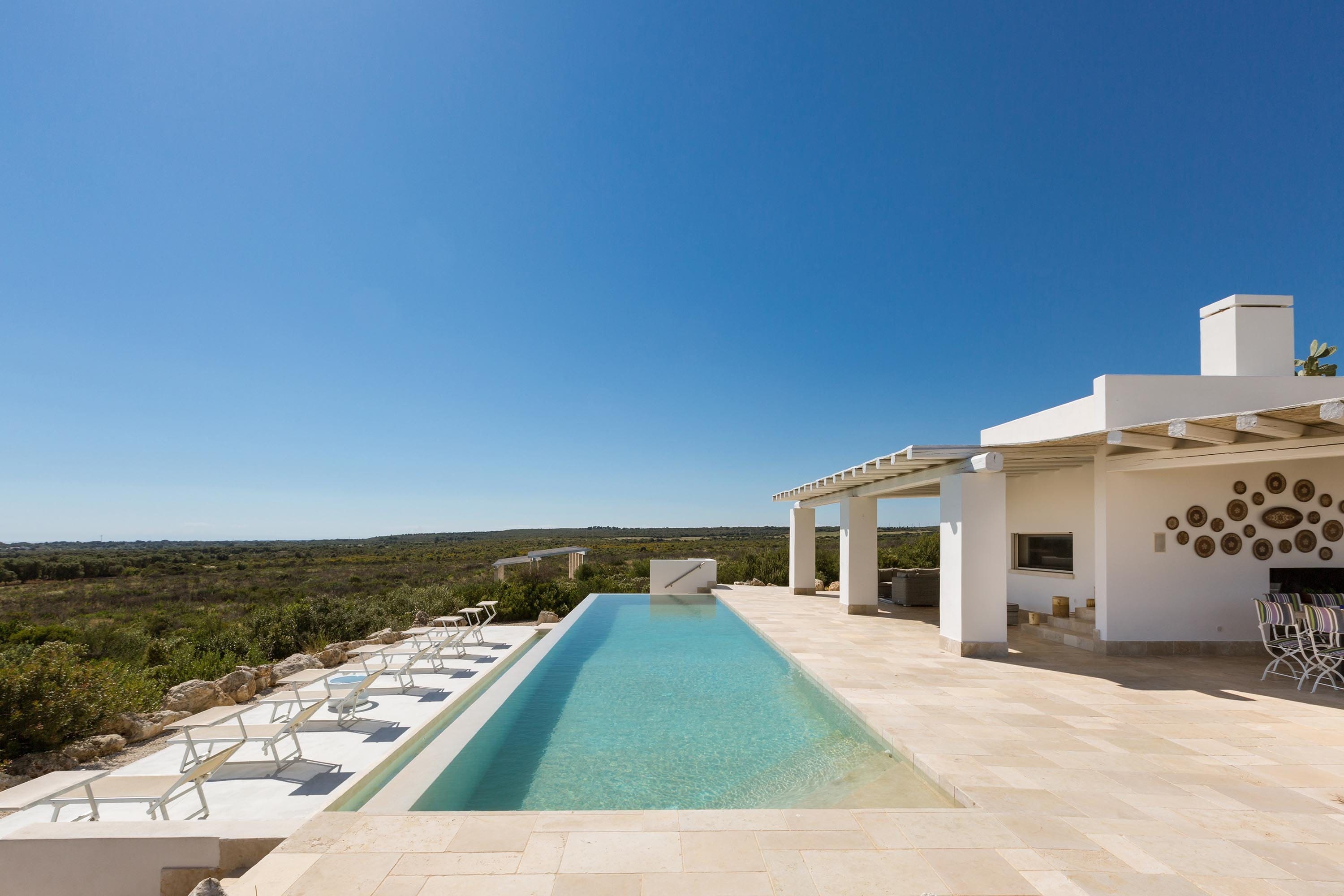Villa Trullo Sirocco: Luxury 4-Bedroom Villa with Private Pool and Sea Views, Brindisi