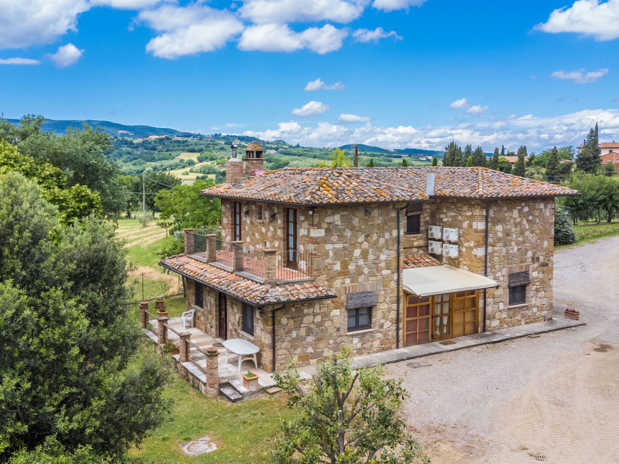 Villa Valdicchiana Chianciano: Stunning 4-Bedroom Tuscan Villa with Private Pool and Sauna in Chianciano Terme Italy