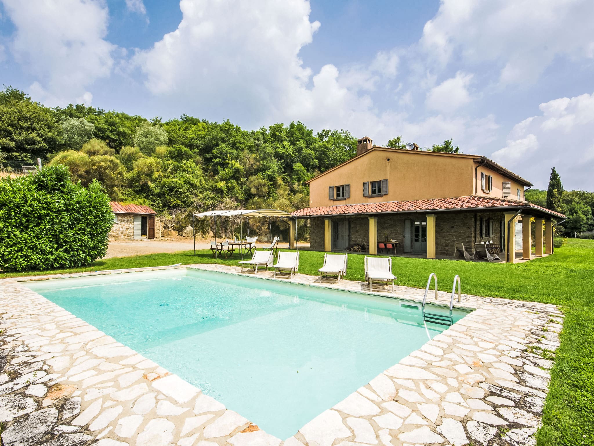 Villa Valdichiana Arezzo: Luxury Four Bedroom Farmhouse with Private Pool and Panoramic Views in Tuscan Countryside
