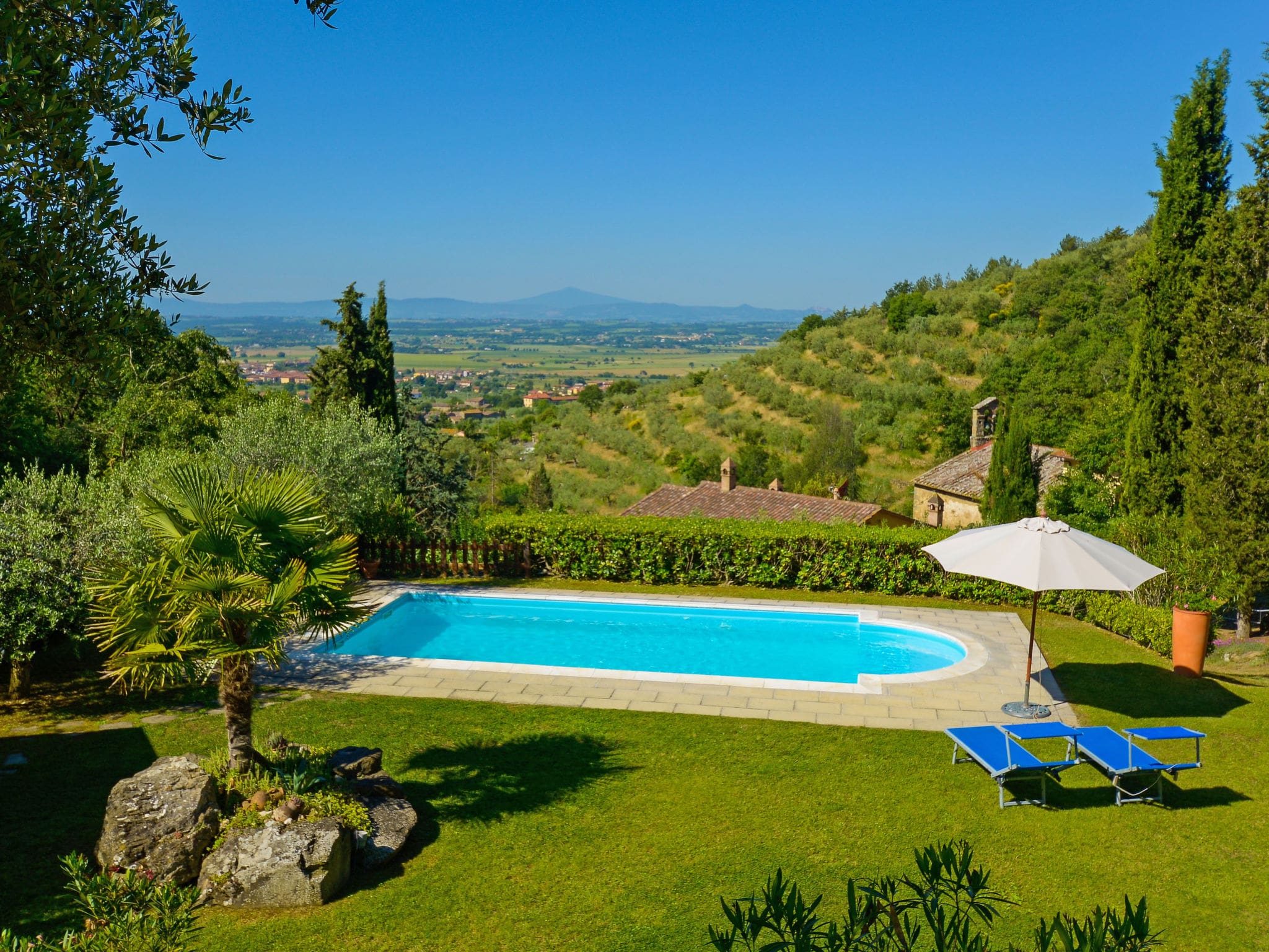 Villa Valdichiana Cortona: Historic 6-Bedroom Tuscan Farmhouse with Private Pool and Mountain Views