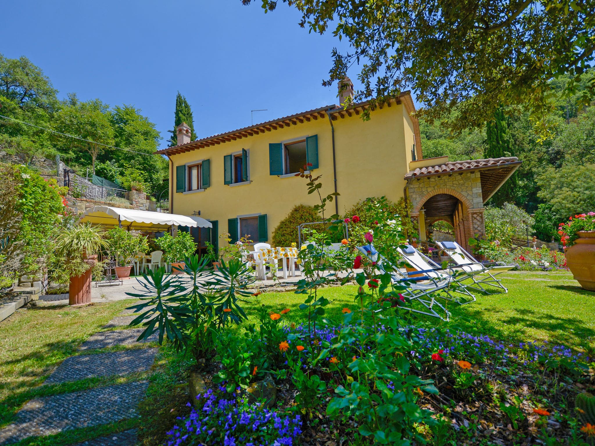 Villa Valdichiana Cortona: Historic 6-Bedroom Tuscan Farmhouse with Private Pool and Mountain Views