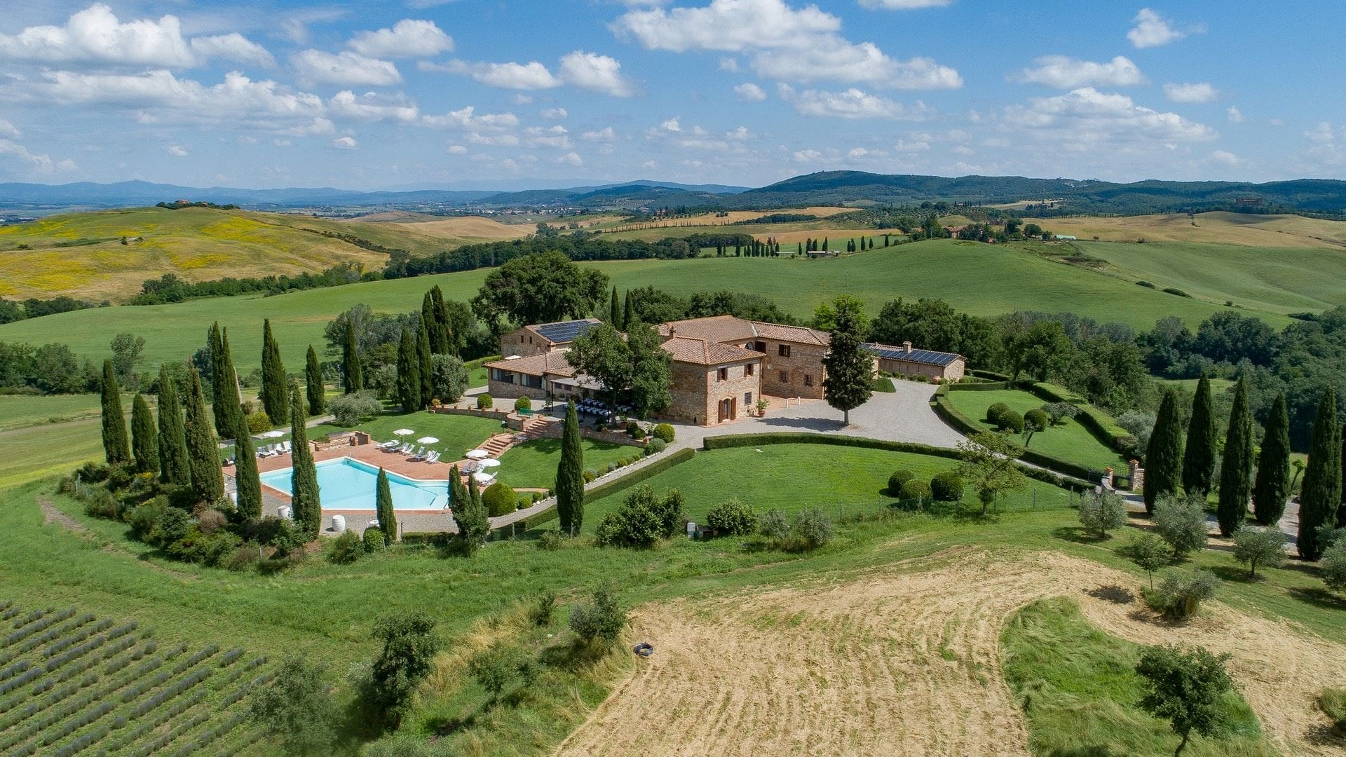 Villa Vino Montepulciano: Spacious 14-Bedroom Luxury Villa with Pool, Montepulciano, Tuscany