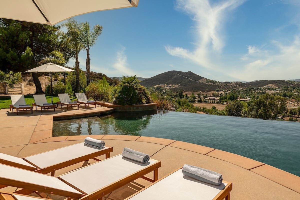 Villa Vintner Temecula: Luxury 8-Bedroom Villa with Infinity Pool and Hot Tub, Temecula