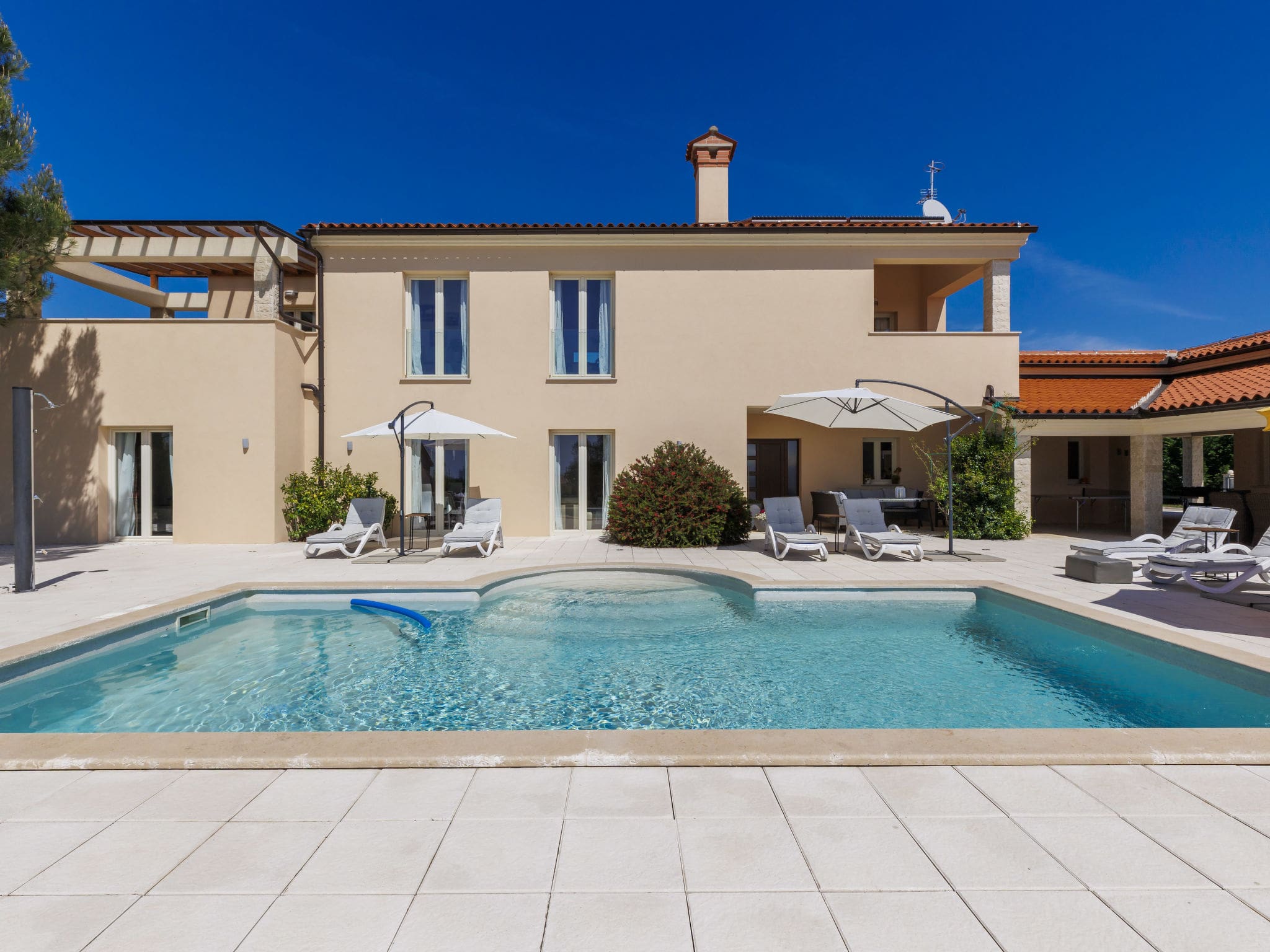 Villa Vodnjan Pula: Stunning 4-Bedroom Holiday Home with Private Pool and Sauna in Istria