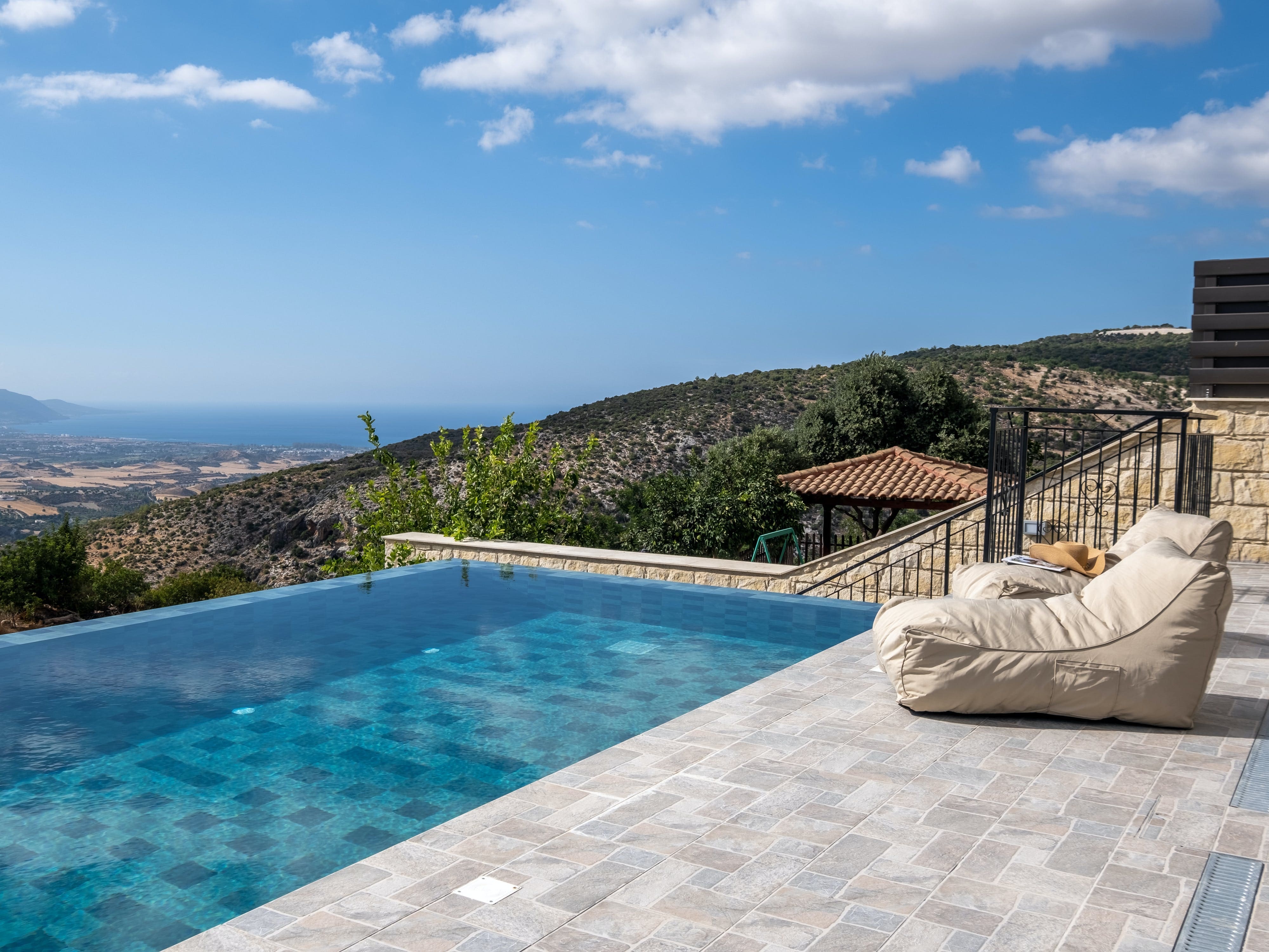 Villa Xerophos Peyia: Spacious 4-Bedroom Apartment with Pool and Air-Con, Peyia Cyprus
