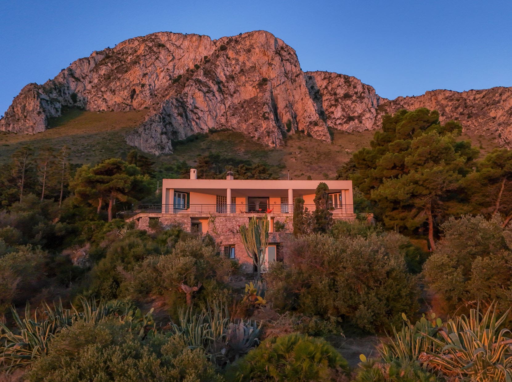 Villa Zaferrano Palermo: Luxury 4-Bedroom Beachfront Villa with Sea Views, Palermo