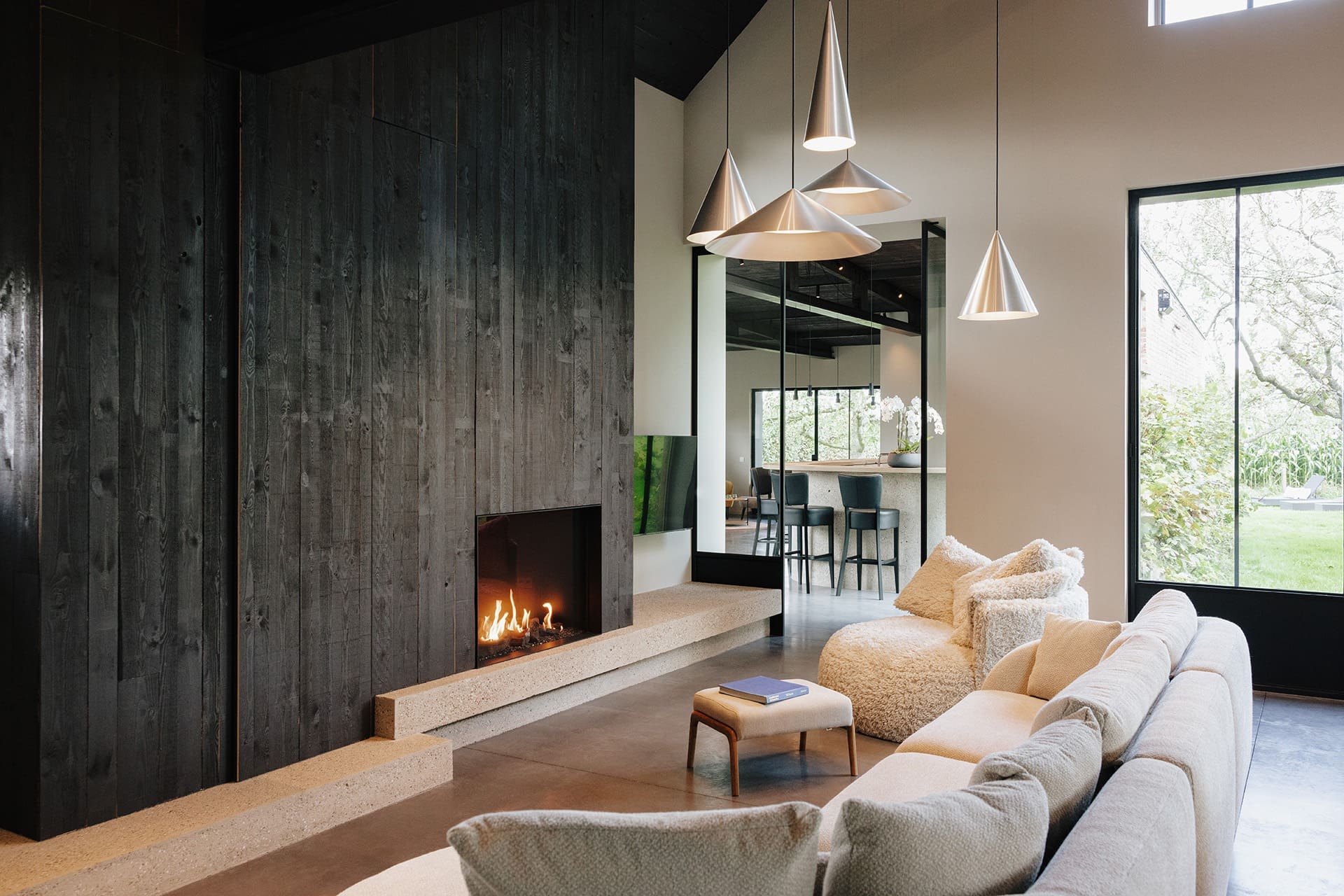 Waasland Hoeve: 4-Bedroom Converted Barn Villa with Hot Tub and Cinema Room, East Flanders