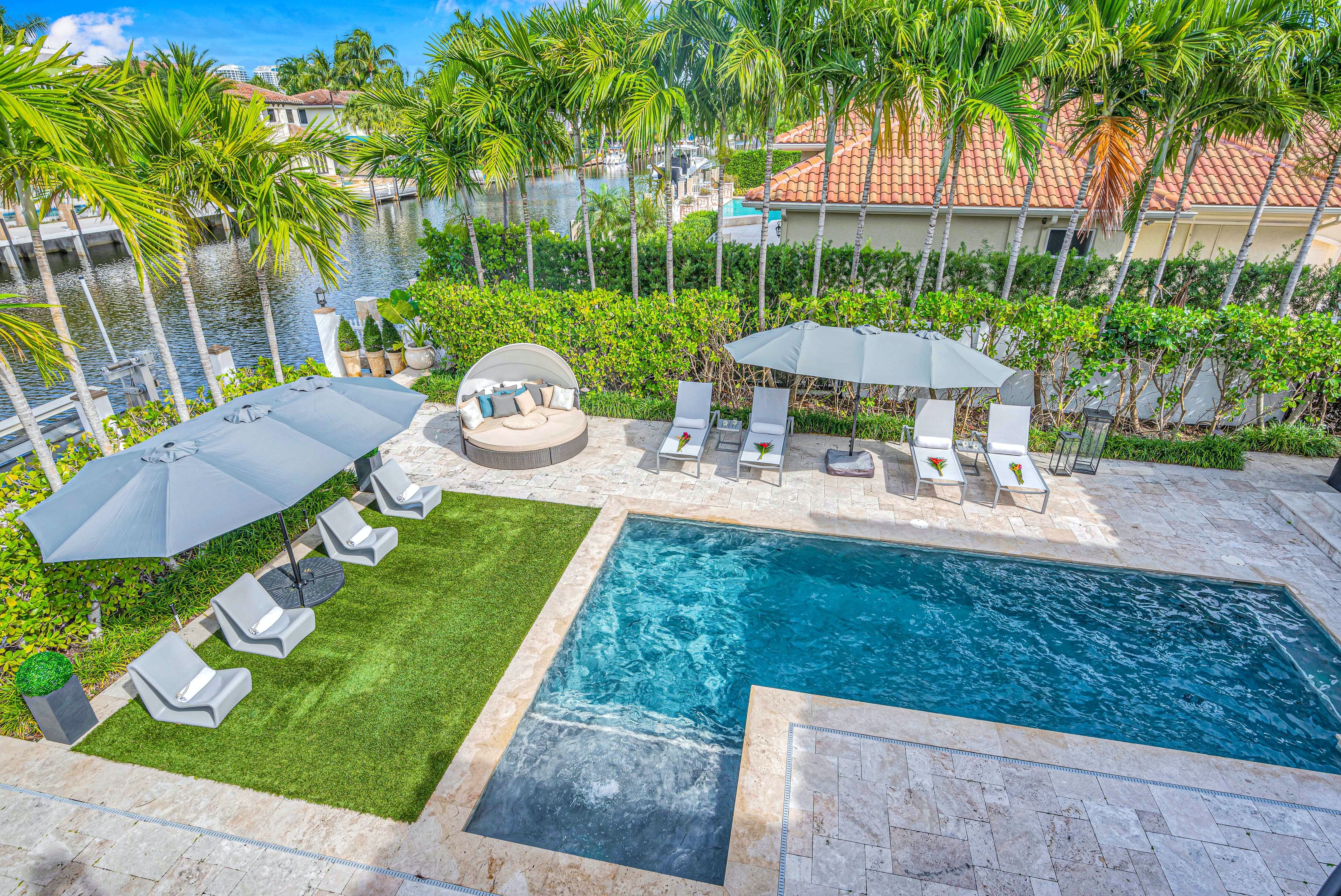 Waterside Haven: Stunning 6-Bedroom Luxury Apartment Rental Las Olas with Heated Pool and Canal Views