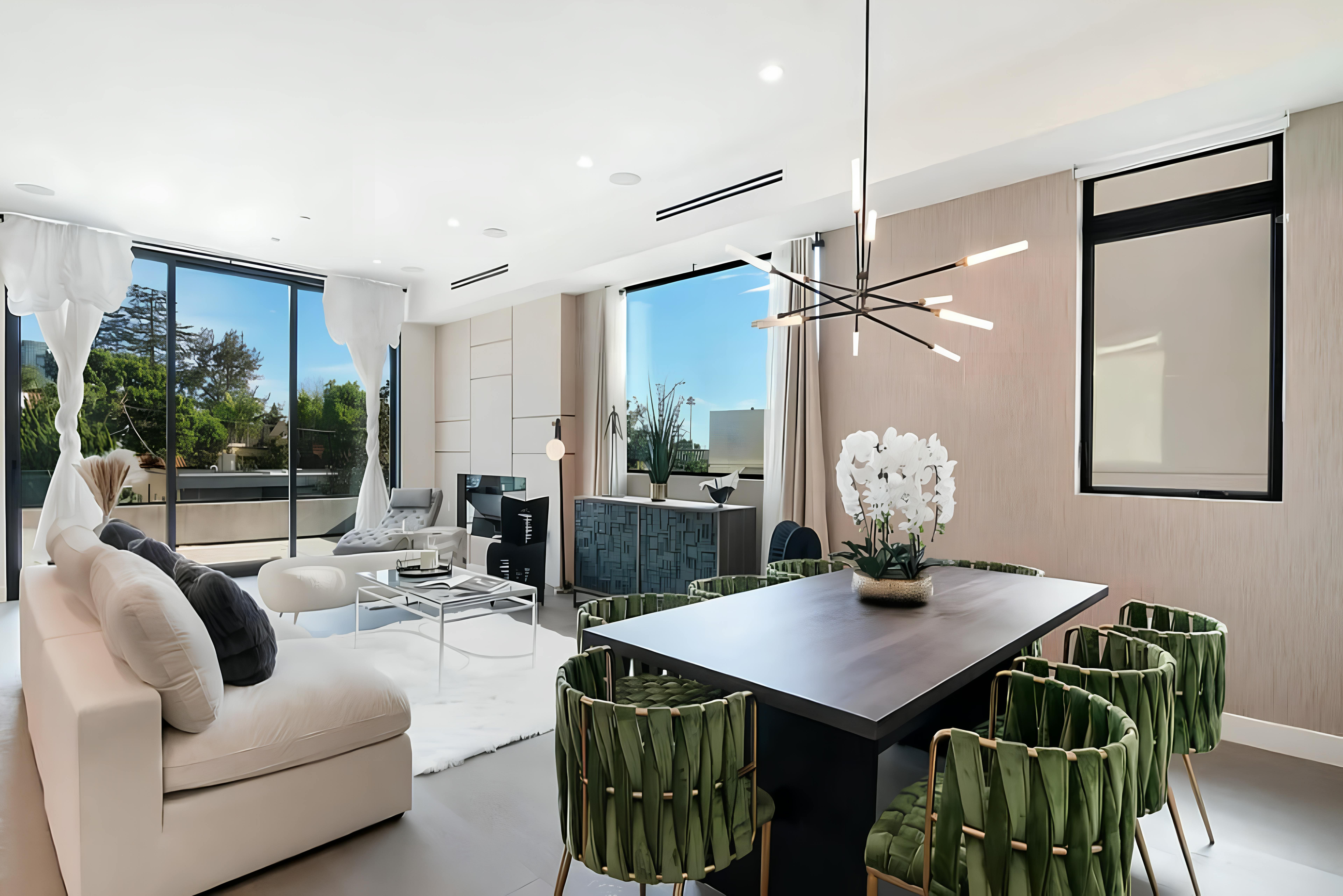 Westwood Retreat: Stylish 3-Bedroom Townhouse with Private Balcony, Westwood