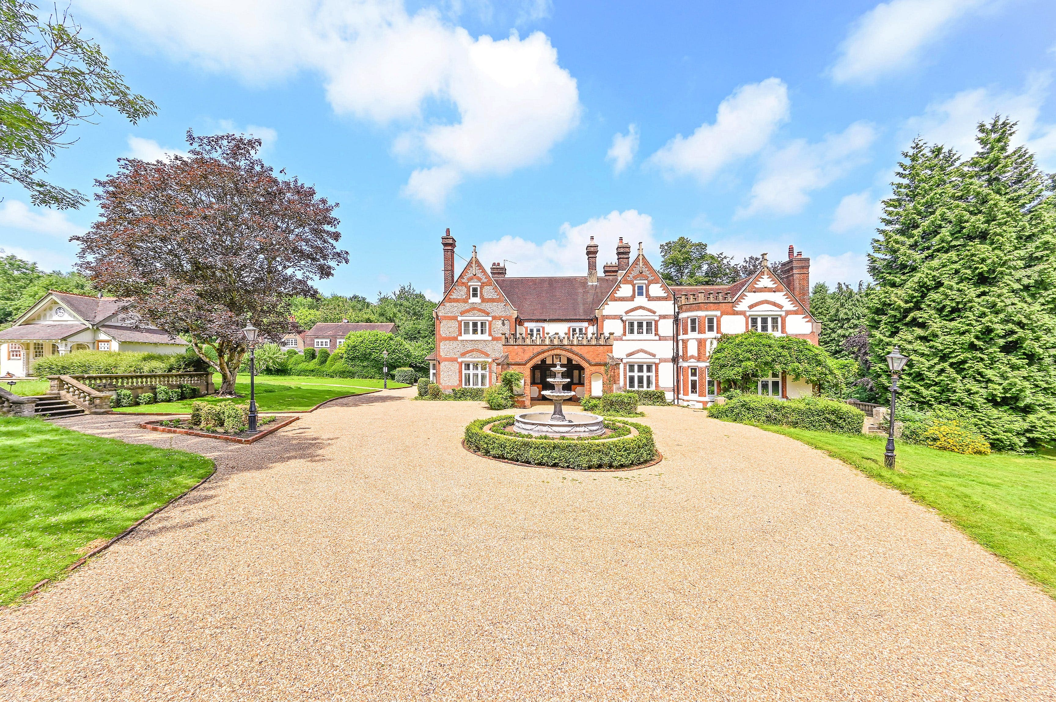 Wisteria Manor House: Historic 8-Bedroom Manor House Rental Surrey Hills with Private Grounds
