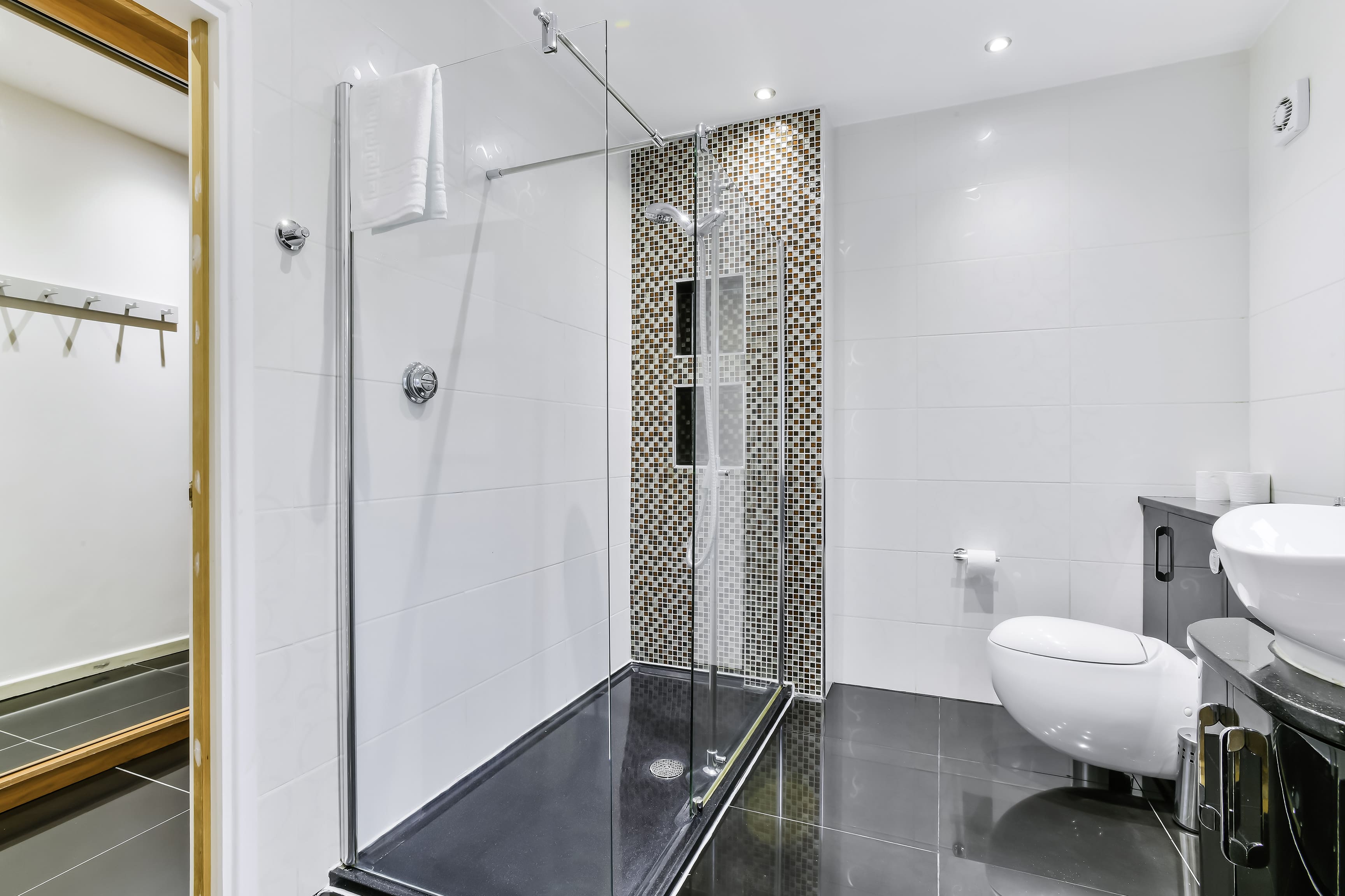 Wisteria Manor House: Historic 8-Bedroom Manor House Rental Surrey Hills with Private Grounds