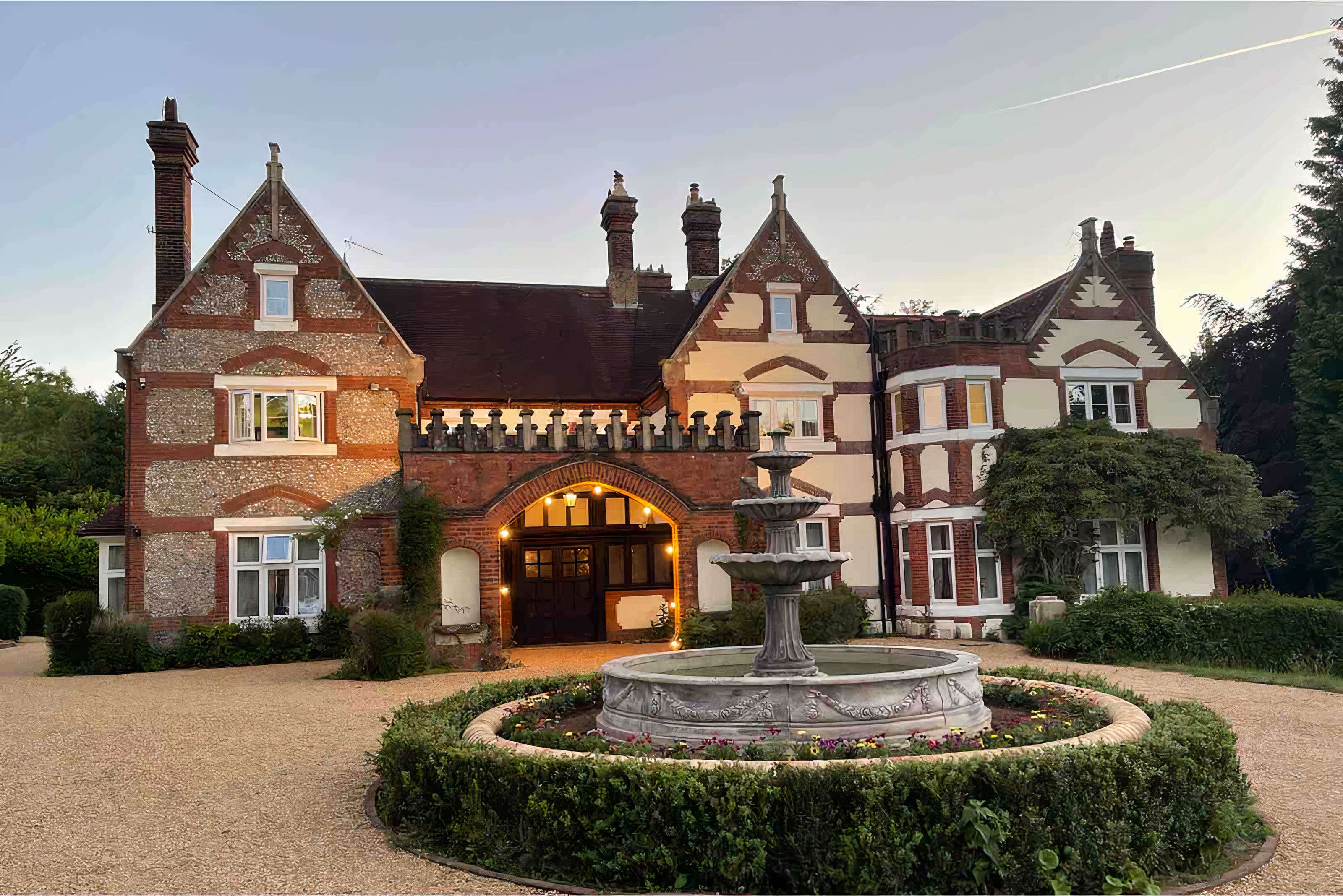 Wisteria Manor House: Historic 8-Bedroom Manor House Rental Surrey Hills with Private Grounds