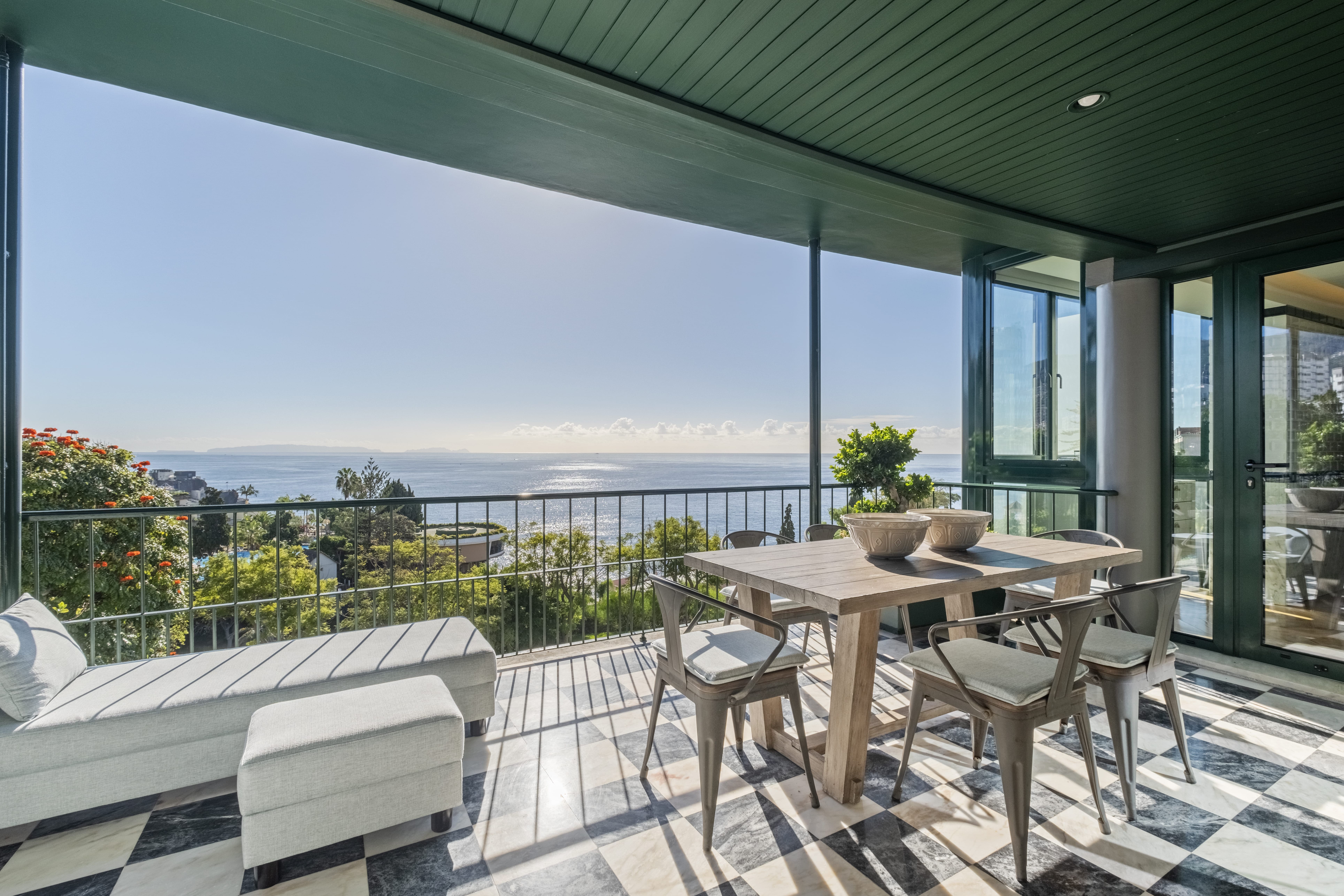 Apartamento Arrebita Funchal: Modern 2-Bedroom Apartment Rental with Sea Views and Pool, Funchal