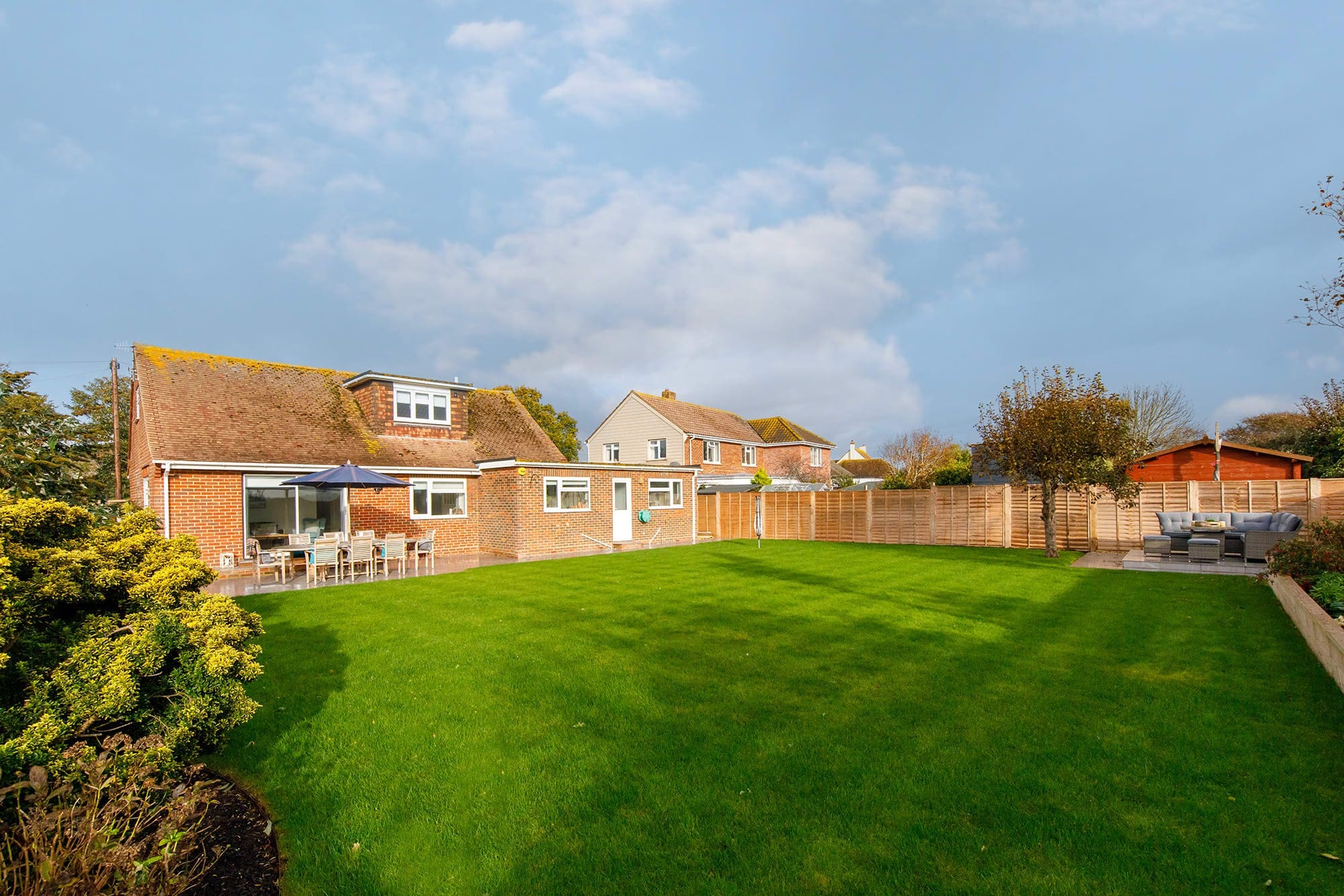 Apartment Bracklesham Selsey: Spacious 4-Bedroom Apartment with Hot Tub and Sea Views, Selsey