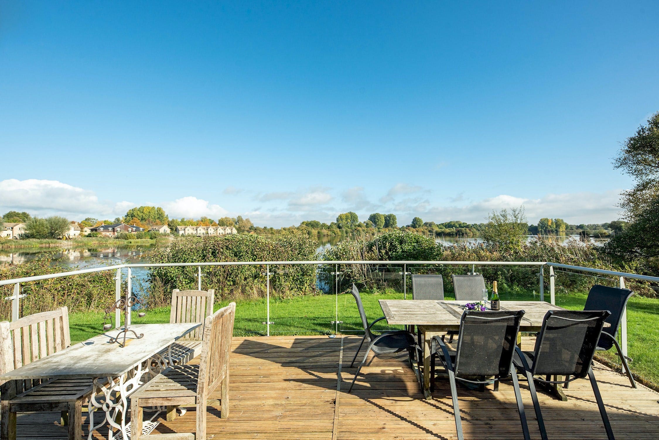 House Gorse Cerney Cirencester: Spacious 4-Bedroom Apartment with Lake Views and Pool Access, Cirencester