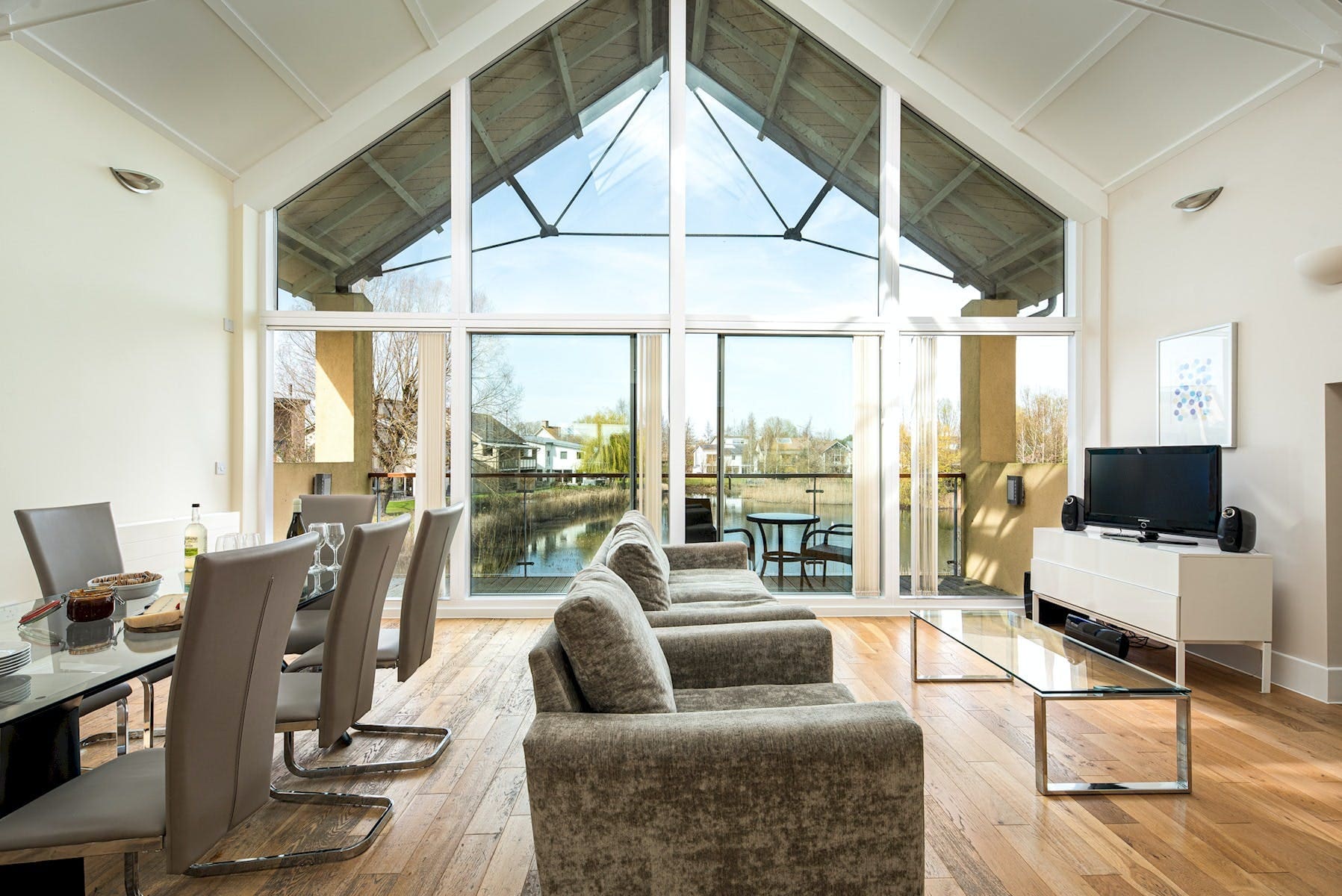 Apartment Cerney Cricklade: Luxury 4-Bedroom Apartment with Hot Tub and Pool, Cricklade