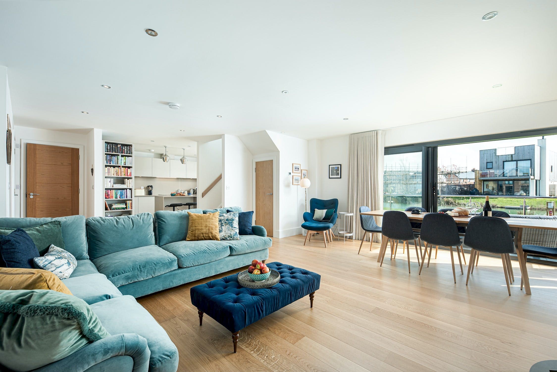 House Gorse Chapelweymouth Weymouth: Spacious 4-Bedroom Apartment with Infinity Pool and Sea Views, Weymouth