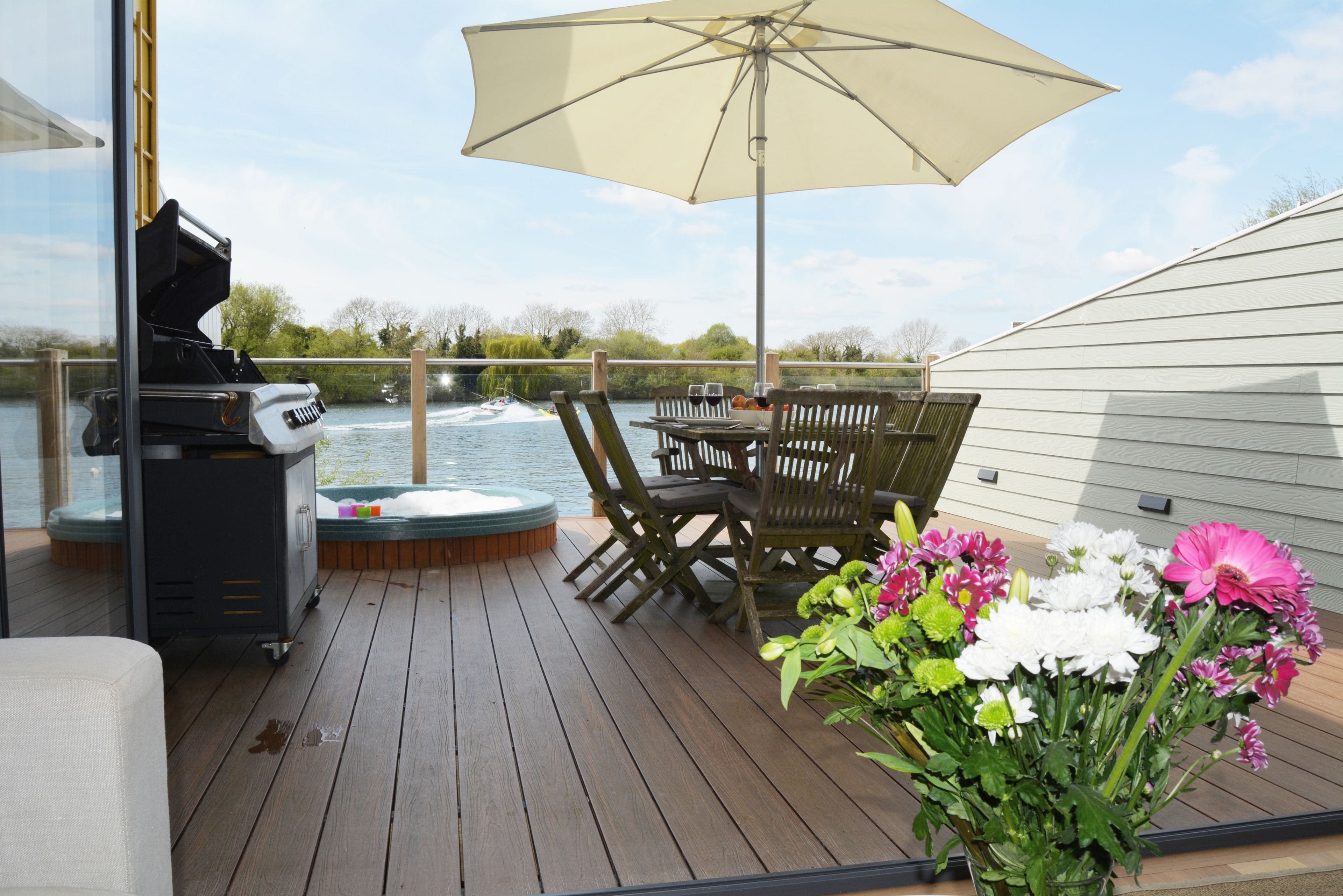 Apartment Cricklade Willow: Charming 3-Bedroom Apartment with Hot Tub and Lakeside Views, Cricklade