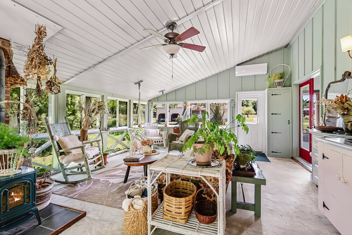 Apartment Esopus Saugerties: Ski Chalet Rental with Hot Tub and Air-Con, 4 Bedrooms, Saugerties South