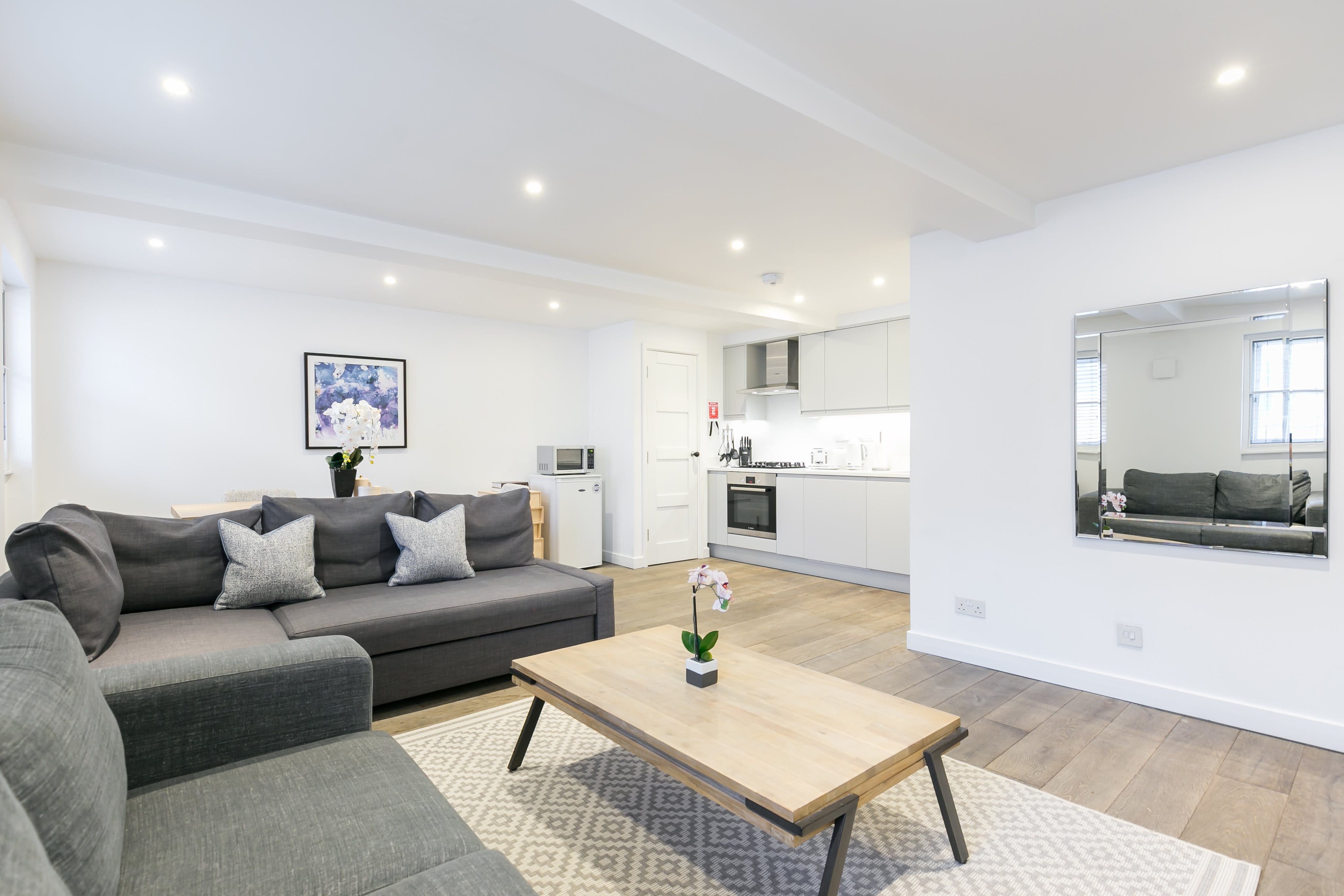 Apartment Fitzroy Fitzrovia: Stylish 2-Bedroom Apartment Rental with Family-Friendly Features, Fitzrovia London