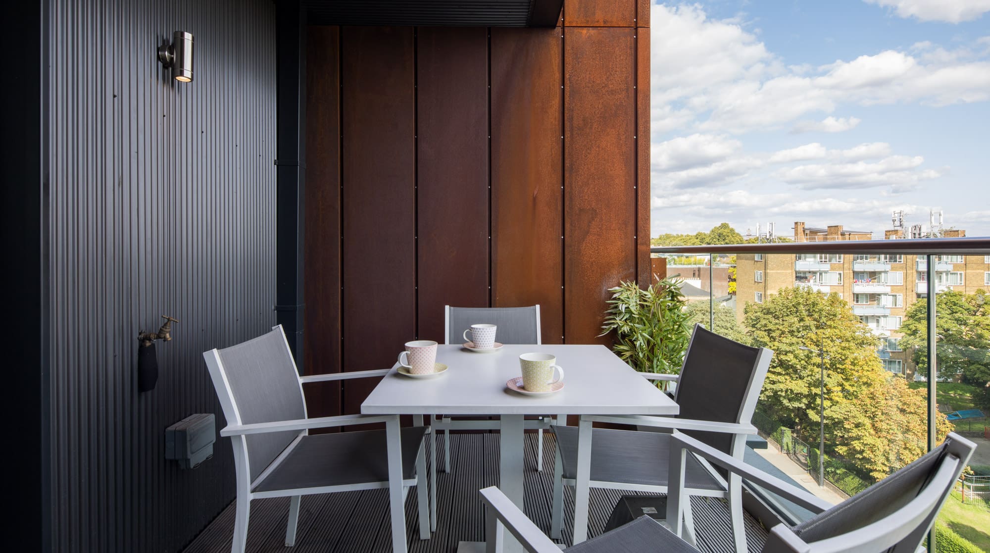 Apartment Fleet Camden: Modern 3-Bedroom Apartment Rental with Balconies in Camden Town