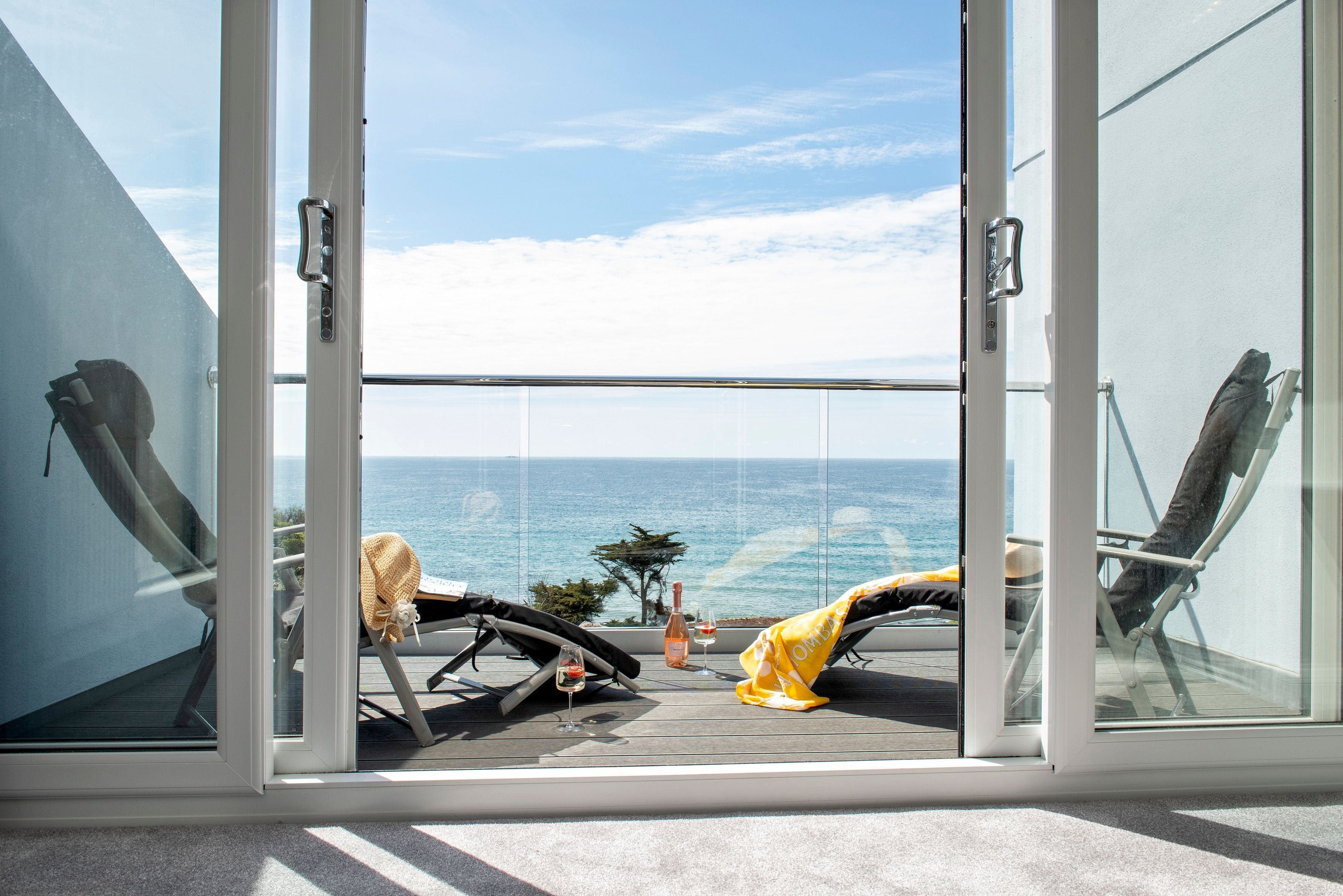 Apartment Gwinver Looe: Stylish 3-Bedroom Apartment with Hot Tub and Sea Views, Looe Cornwall
