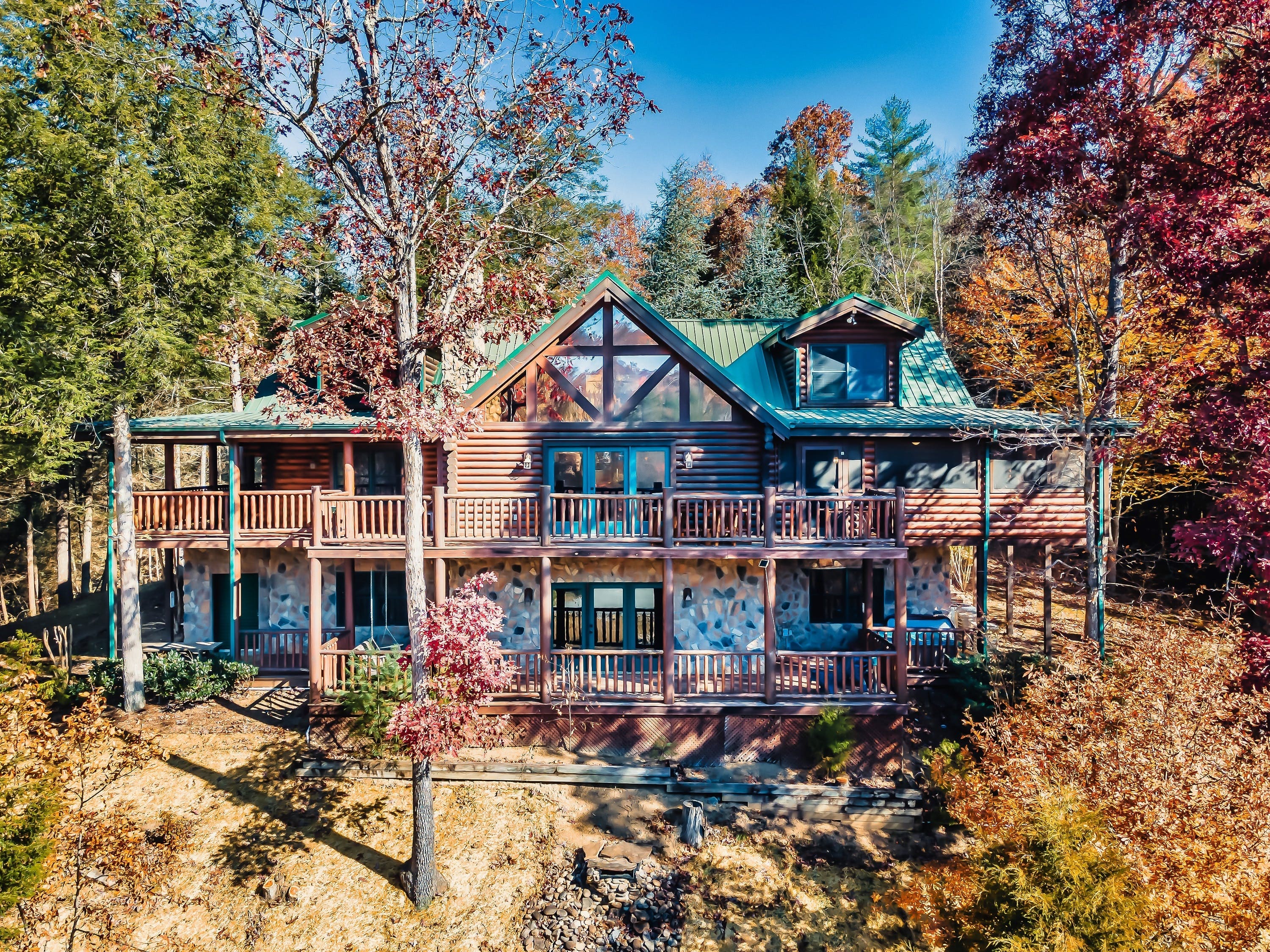Apartment Hemlock Sevierville: Spacious 6-Bedroom Luxury Apartment with Private Pool and Hot Tub, Sevierville