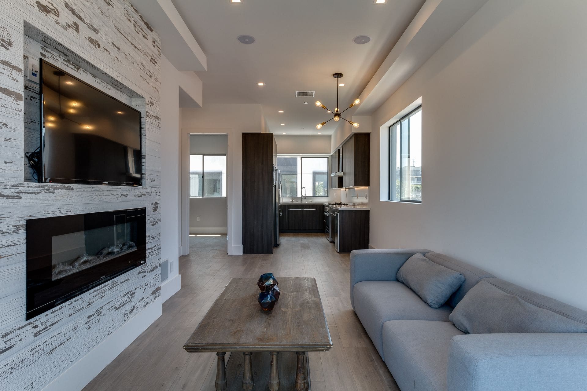 Apartment LaBrea MidCity: Spacious 8-Bedroom Apartment Rental with Rooftop Terrace, Mid City Los Angeles