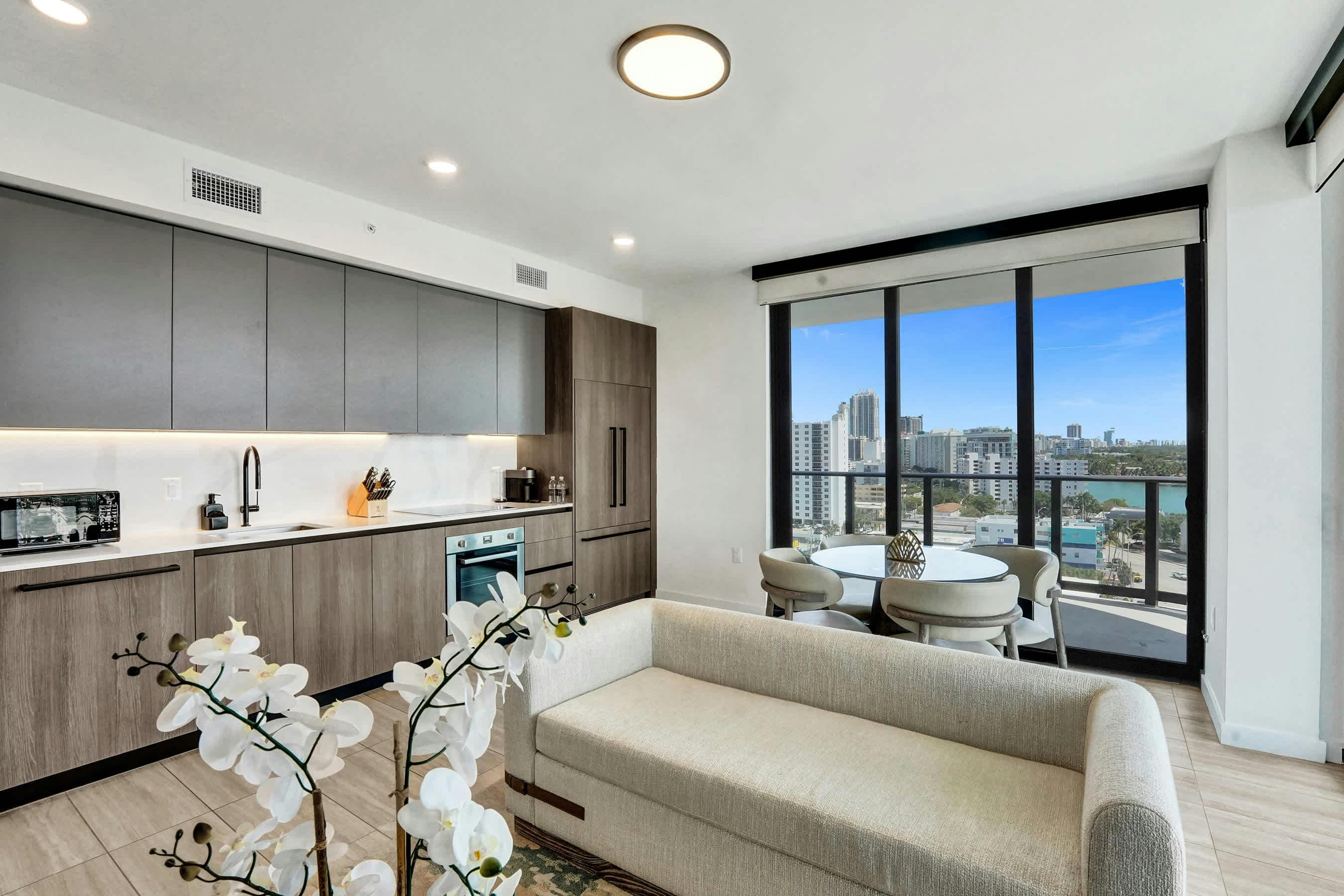 Apartment Mahogany Surfside: Luxury 2-Bedroom Apartment with Seaview and Pool, Surfside