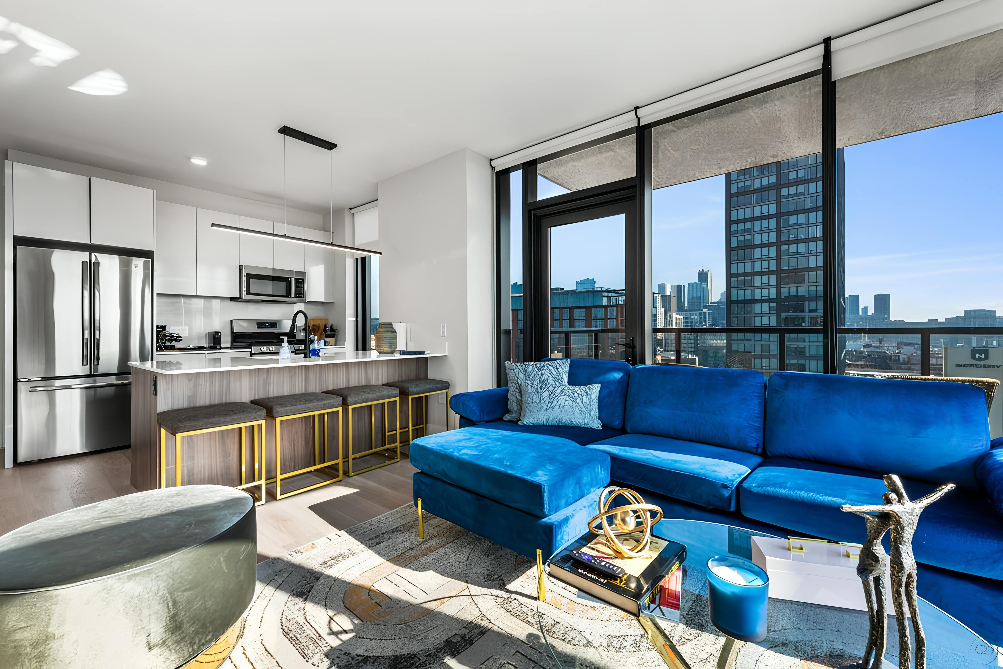 Apartment Midway Chicago: Stylish 2-Bedroom Apartment Rental with Air-Con and Family-Friendly Features, Chicago