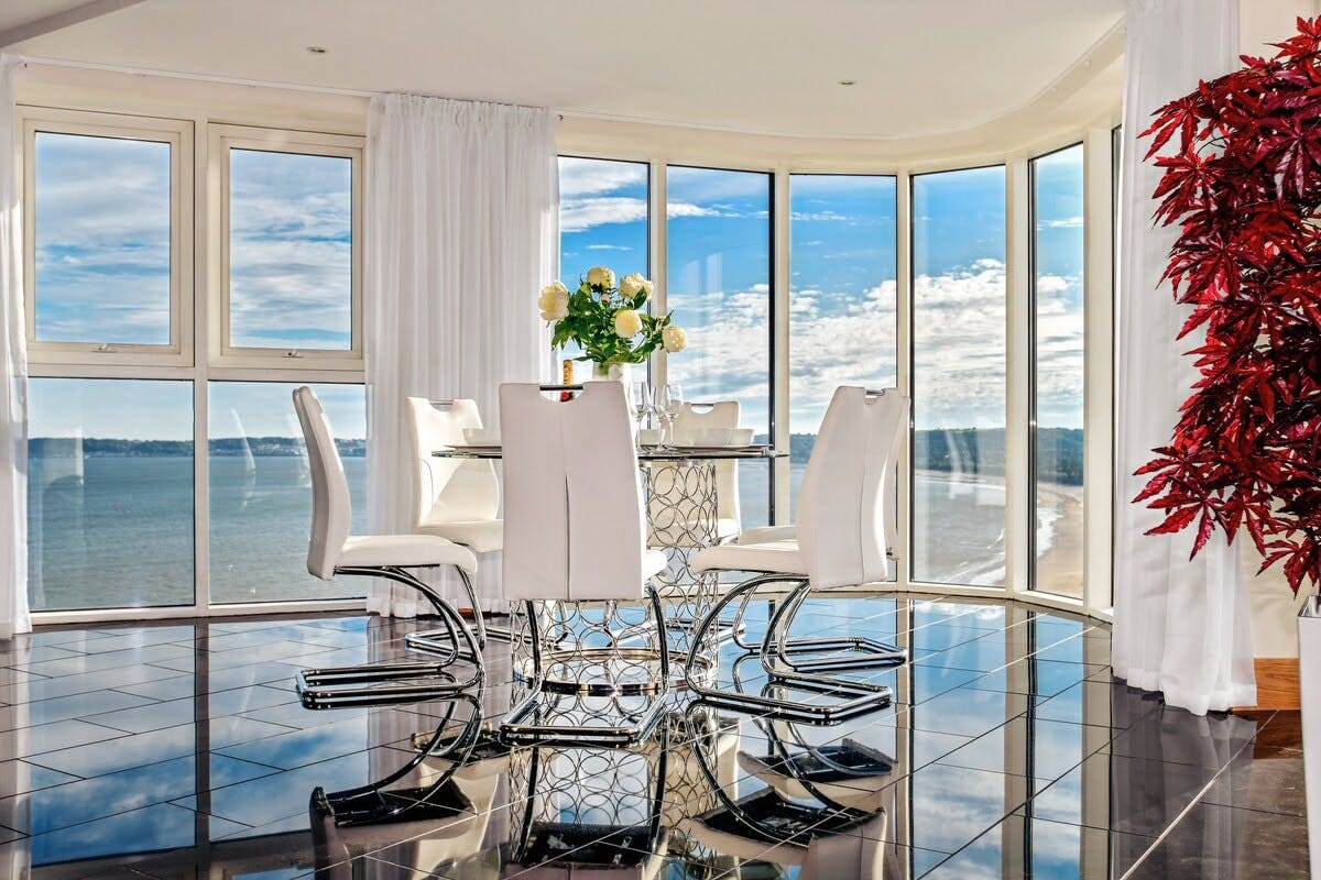 House Helm Mumbles Swansea: Luxury 4-Bedroom Apartment with Seaviews in Swansea Bay