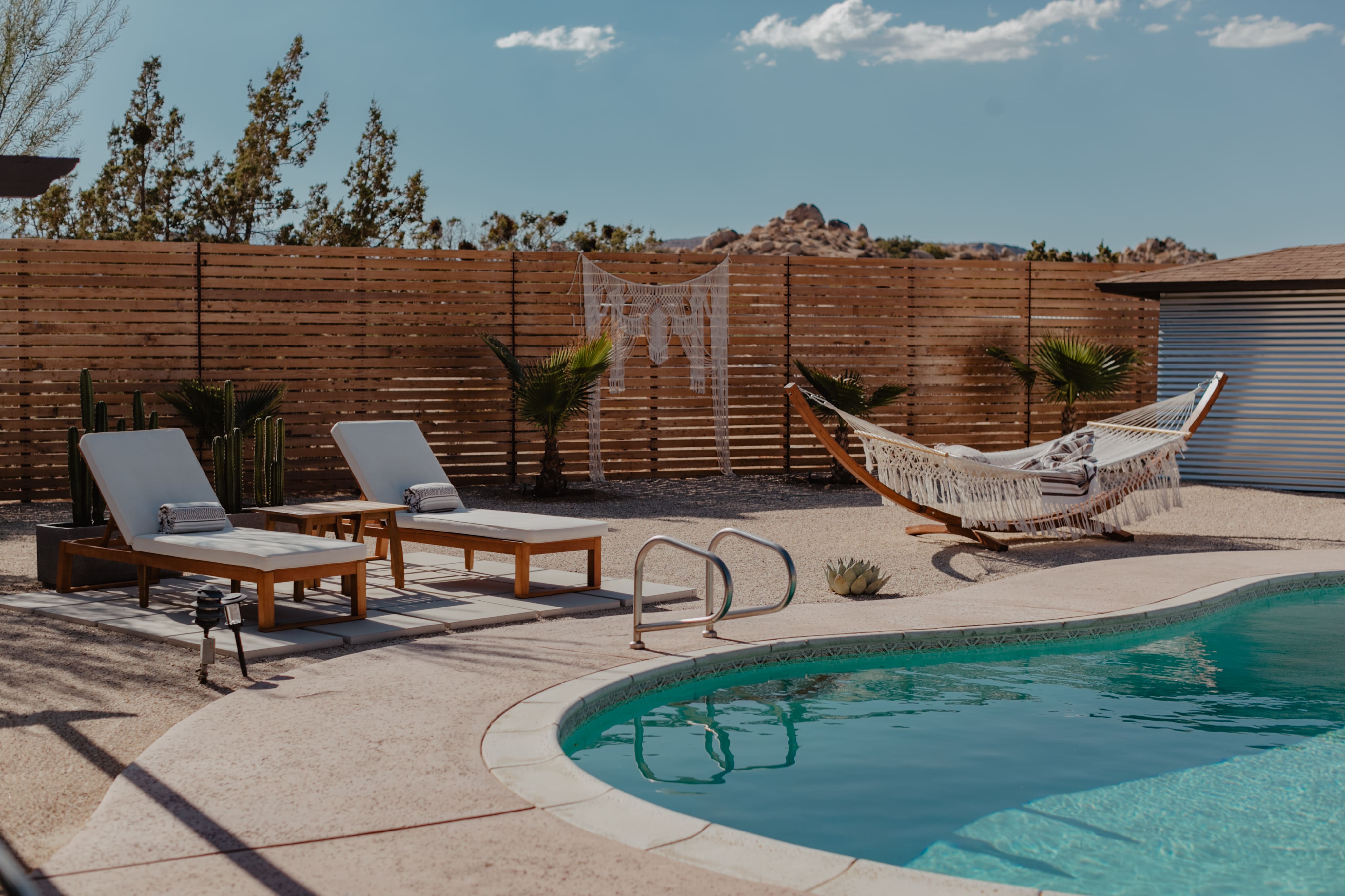 Apartment Ocotillo Yucca Valley: Luxury 3-Bedroom Apartment with Hot Tub and Pool, Yucca Valley