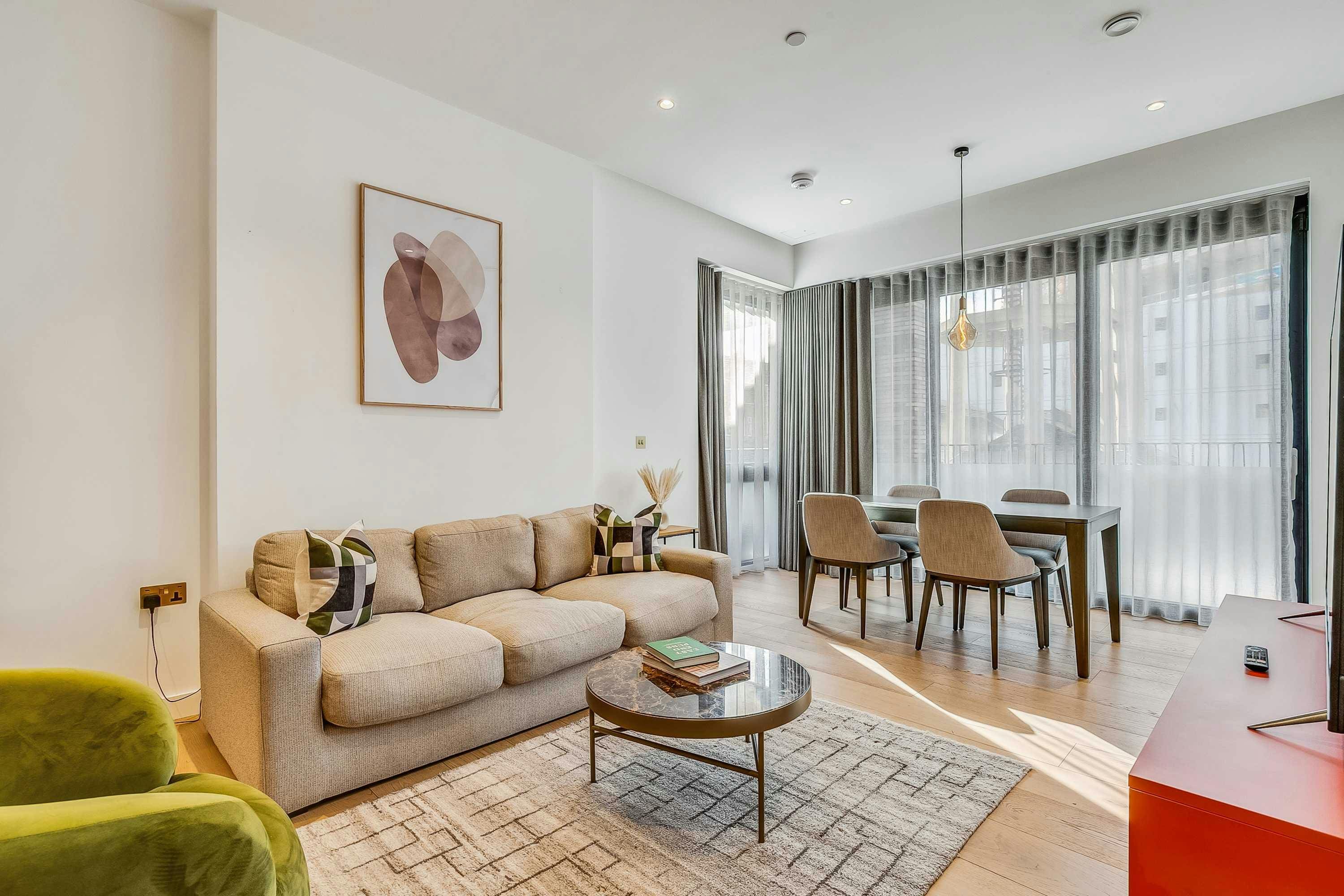 Apartment Regent Kings Cross: Stylish 2-Bedroom Apartment Rental with Balcony and Workspace, Kings Cross London