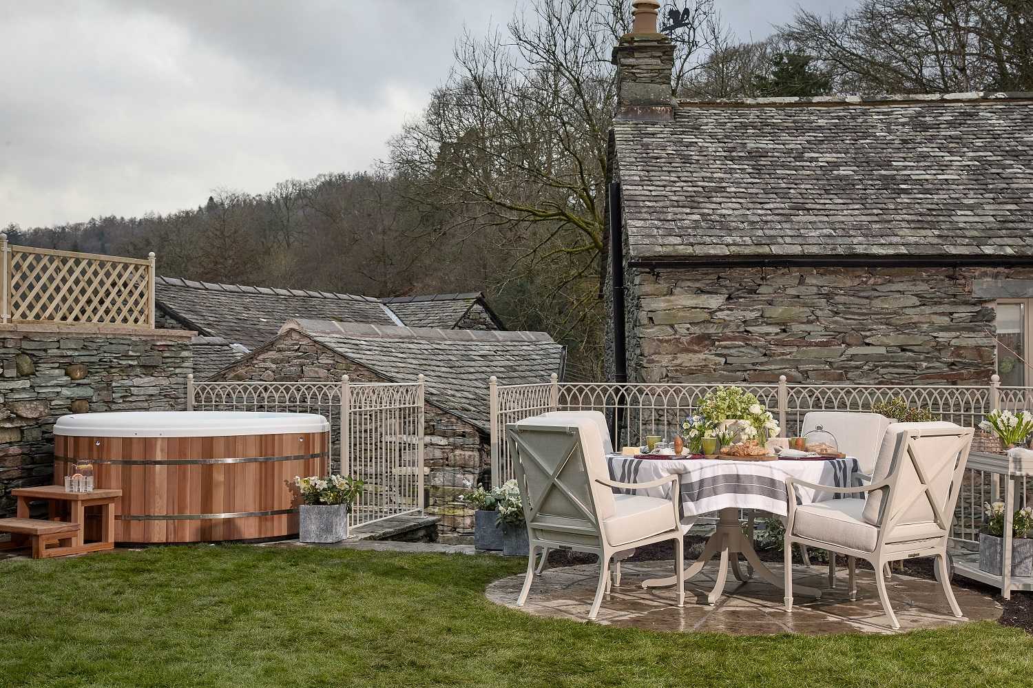 Apartment Tarnside Ambleside: Charming 2-Bedroom Holiday Cottage with Hot Tub, Lake District