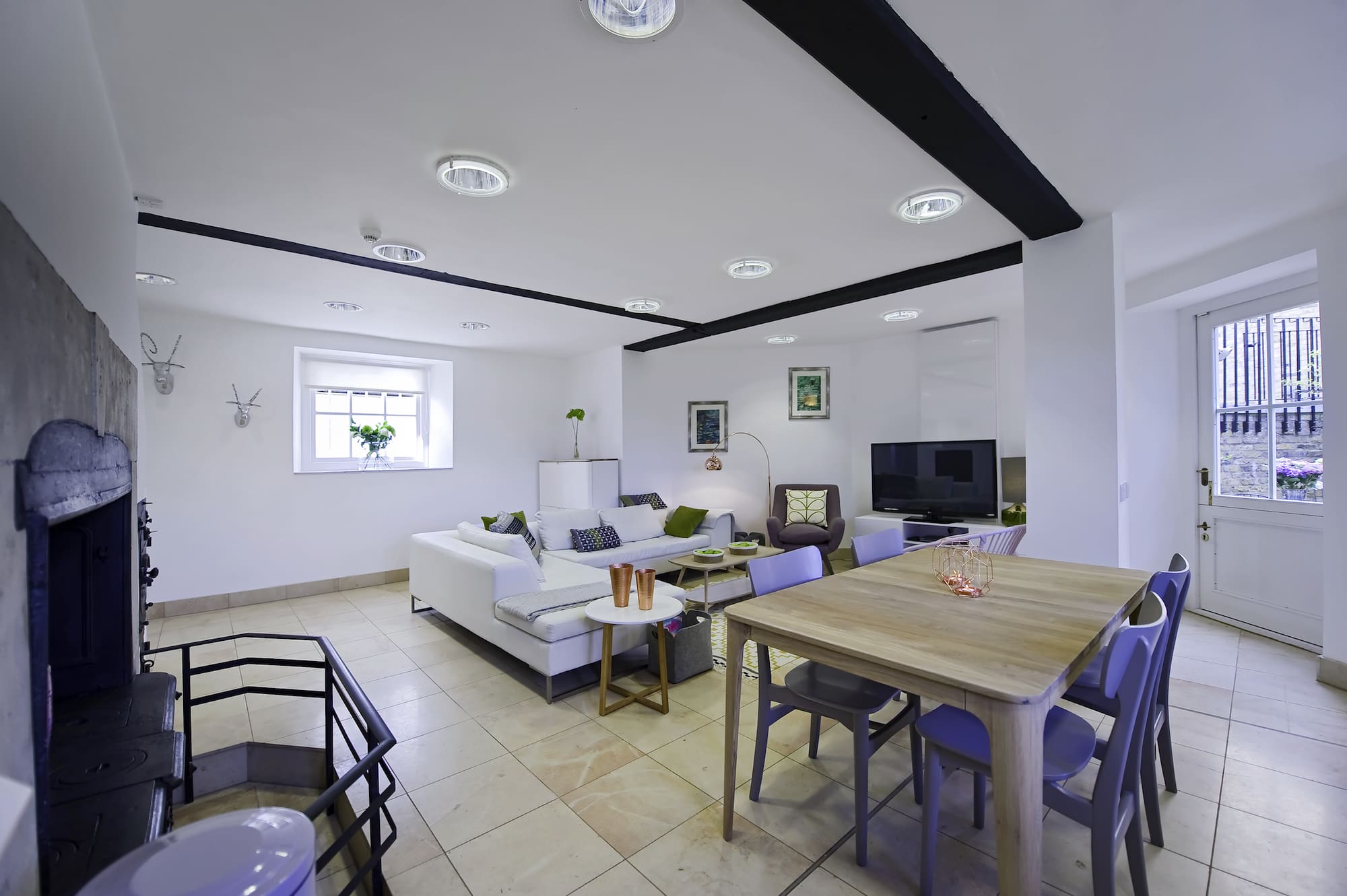 Apartment Teddington Hampton: Charming 2-Bedroom Apartment Rental with Courtyard Garden, Hampton
