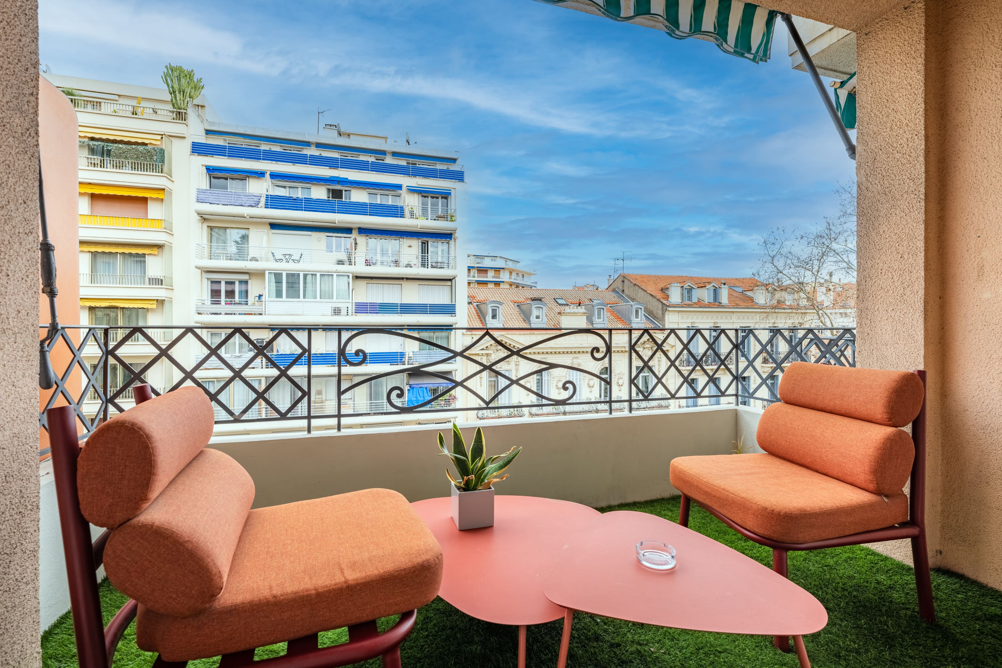 Villa Azur La Croisette Cannes: Charming 3-Bedroom Apartment Rental with Sea Views in Cannes