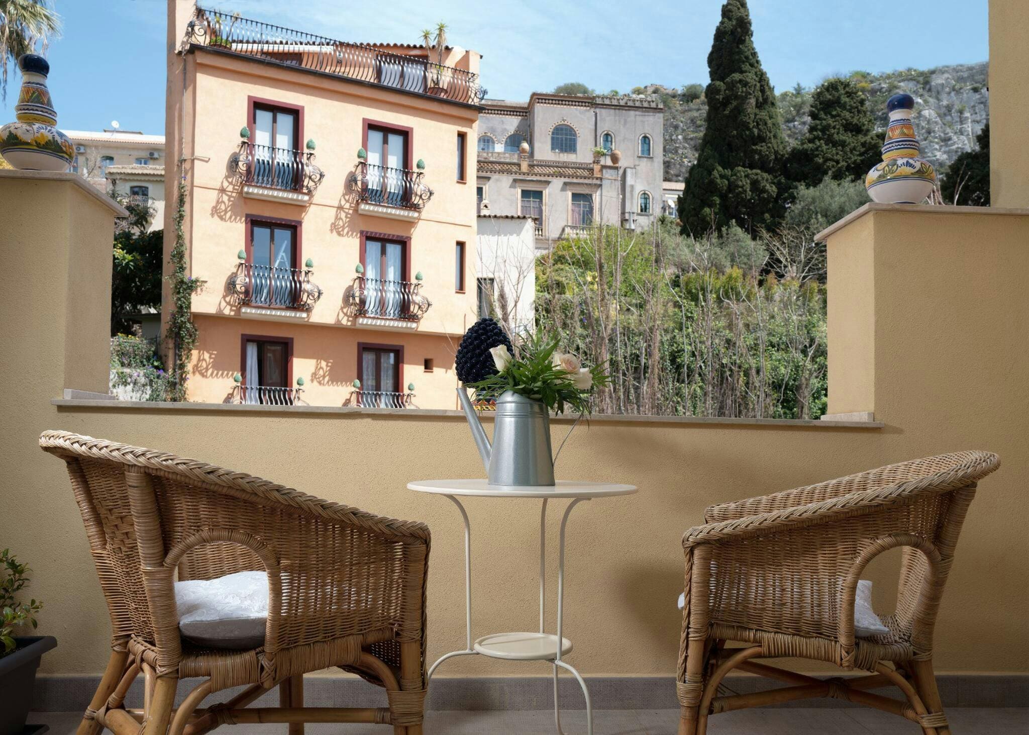 Casa Alcantara Taormina: Charming 2-Bedroom Townhouse Rental with Sea Views in Taormina