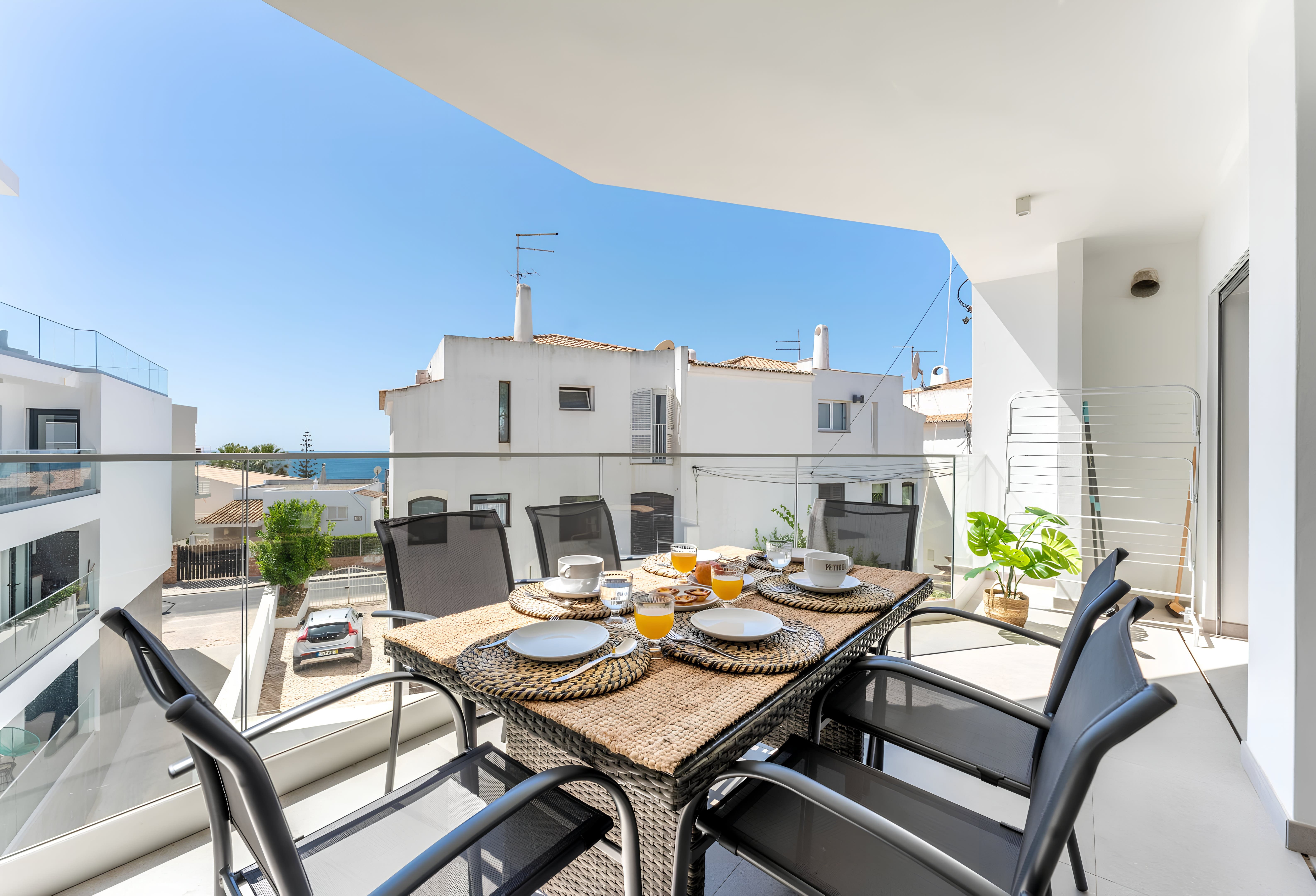 Villa Safira Olhos Albufeira: Spacious 3-Bedroom Apartment with Pool and Sea Views, Albufeira
