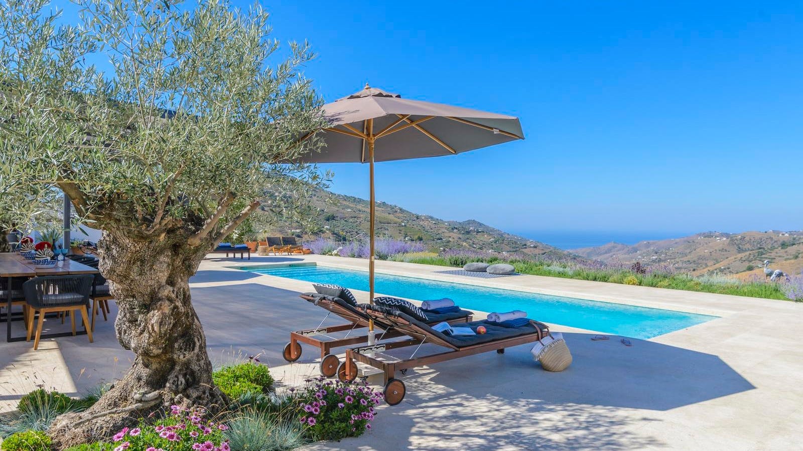 Villa Crepúsculo Maro Nerja: Stylish 3-Bedroom Apartment with Pool and Air-Con, Nerja