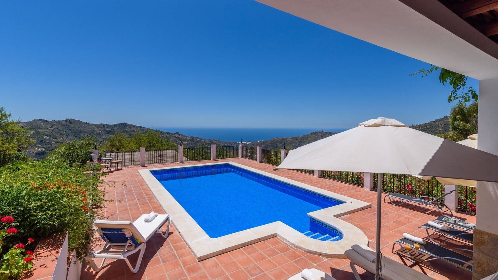 Villa Ocaso Almijara Nerja: Luxury 4-Bedroom Apartment with Private Pool and Sea Views, Nerja