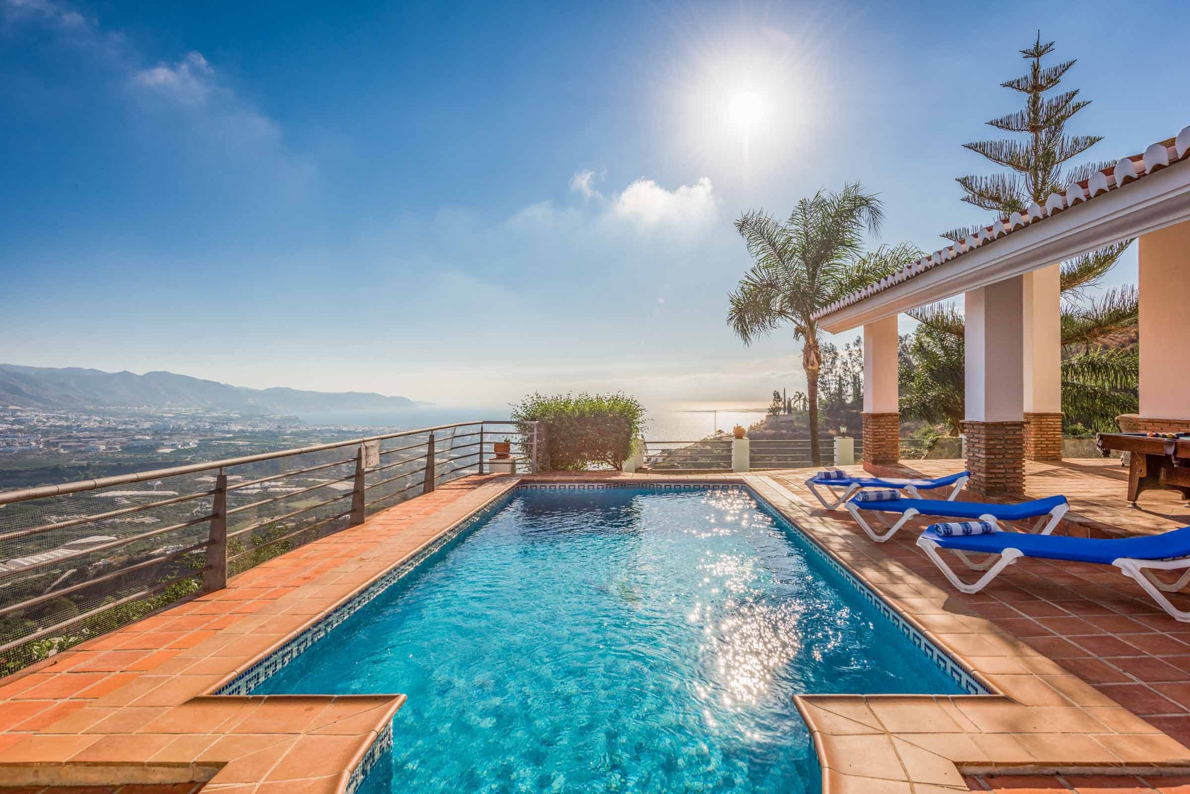 Villa Embat Maro Nerja: Spacious 4-Bedroom Apartment with Private Pool and Sea Views, Nerja