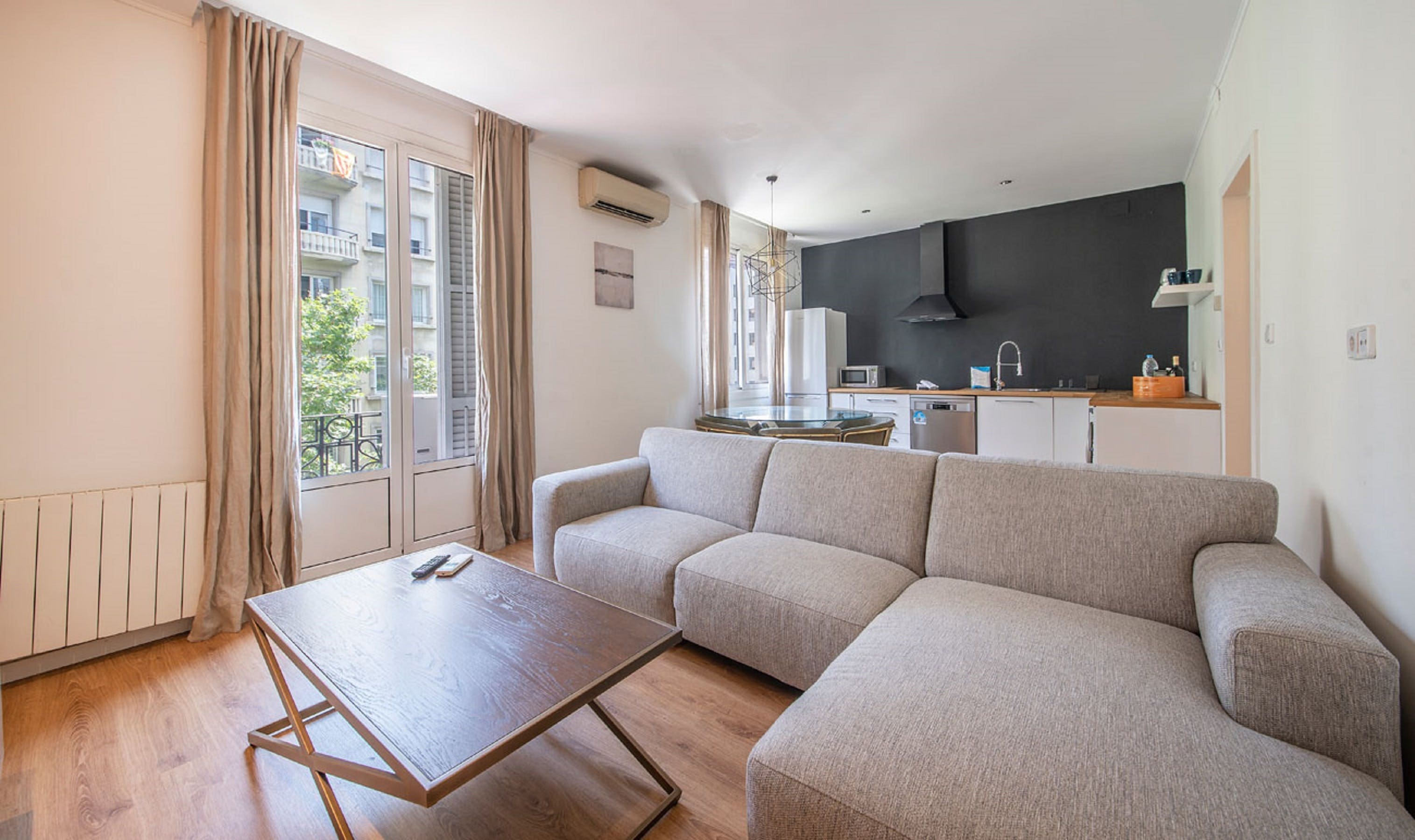 Casa Aribau Barcelona: Spacious 4-Bedroom Apartment Rental with Sea Views in Galvany, Barcelona