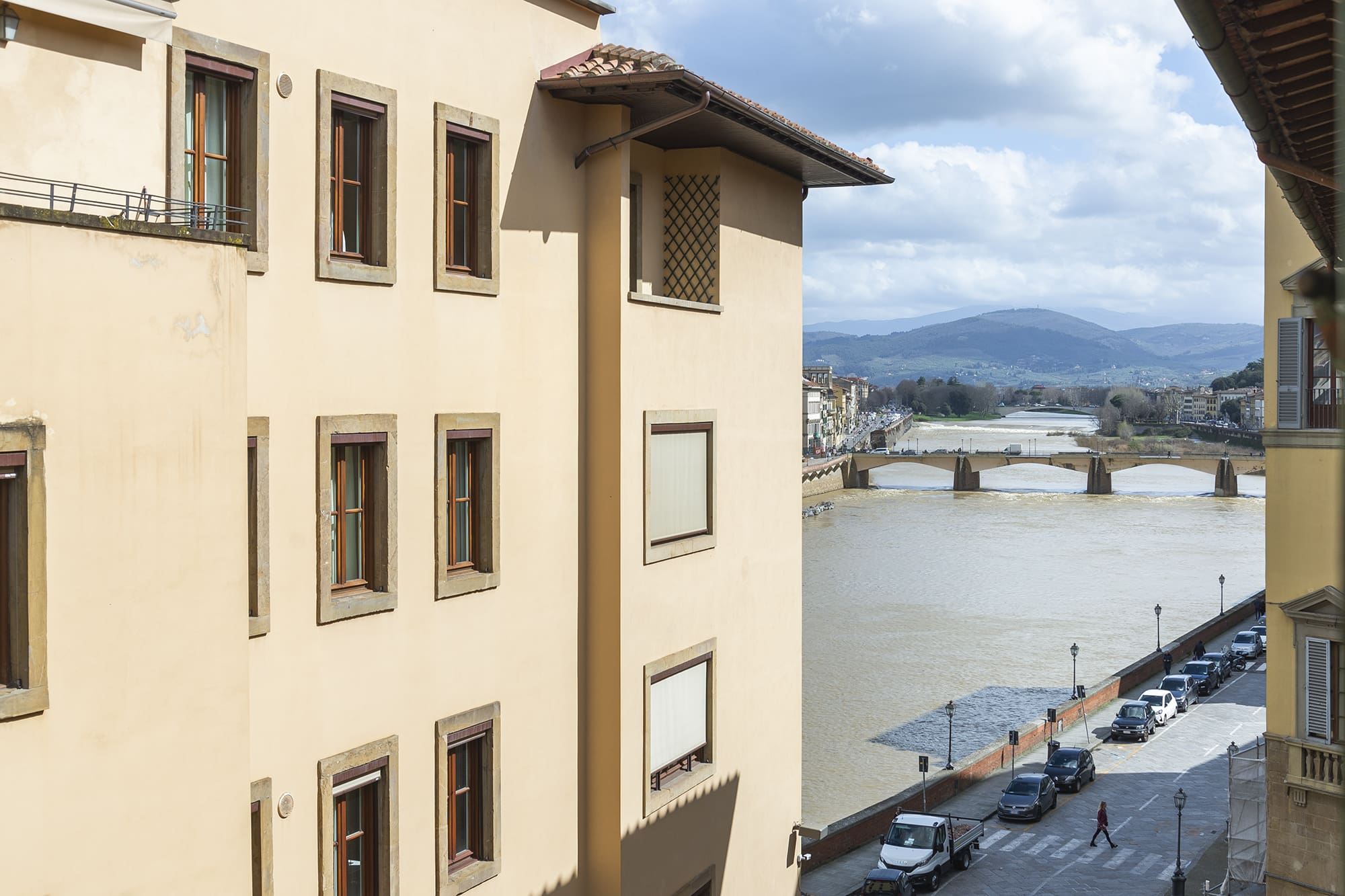 Casa Arnolfo Firenze: Spacious 4-Bedroom Apartment Rental with Air-Con in Ponte Vecchio Florence