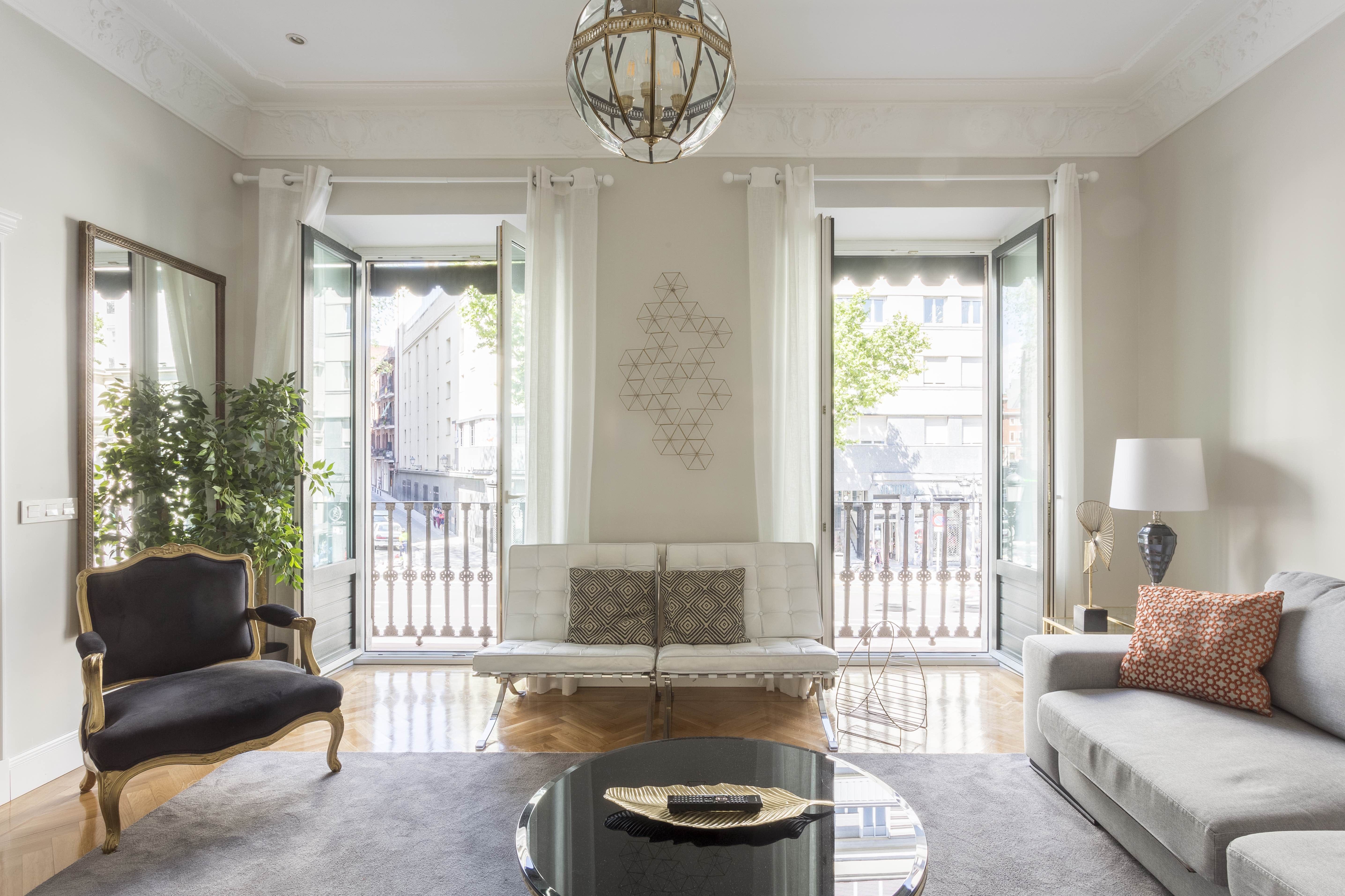 Casa Atochense Atocha: Spacious 4-Bedroom Townhouse Apartment with Air-Con in Atocha, Madrid