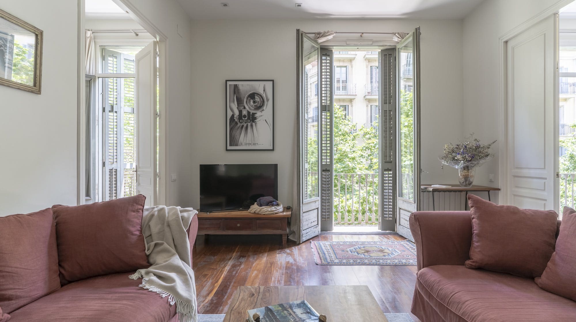 Casa Balcells Eixample: Elegant 3-Bedroom Apartment Rental with Air-Con and Family-Friendly Features, Eixample