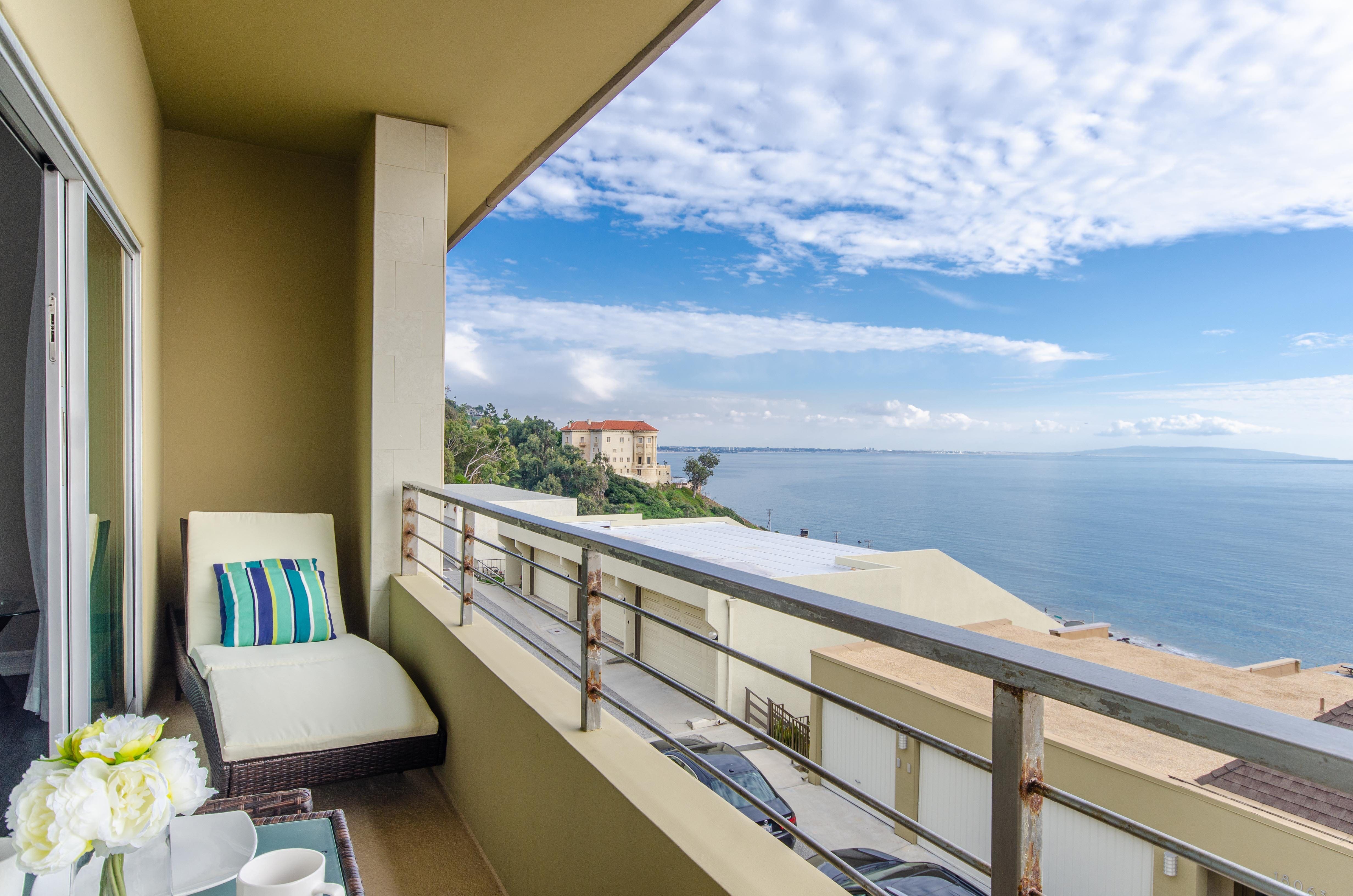 Casa Ballona Venice: Stylish 2-Bedroom Apartment with Seaview and Beachfront Location, Venice