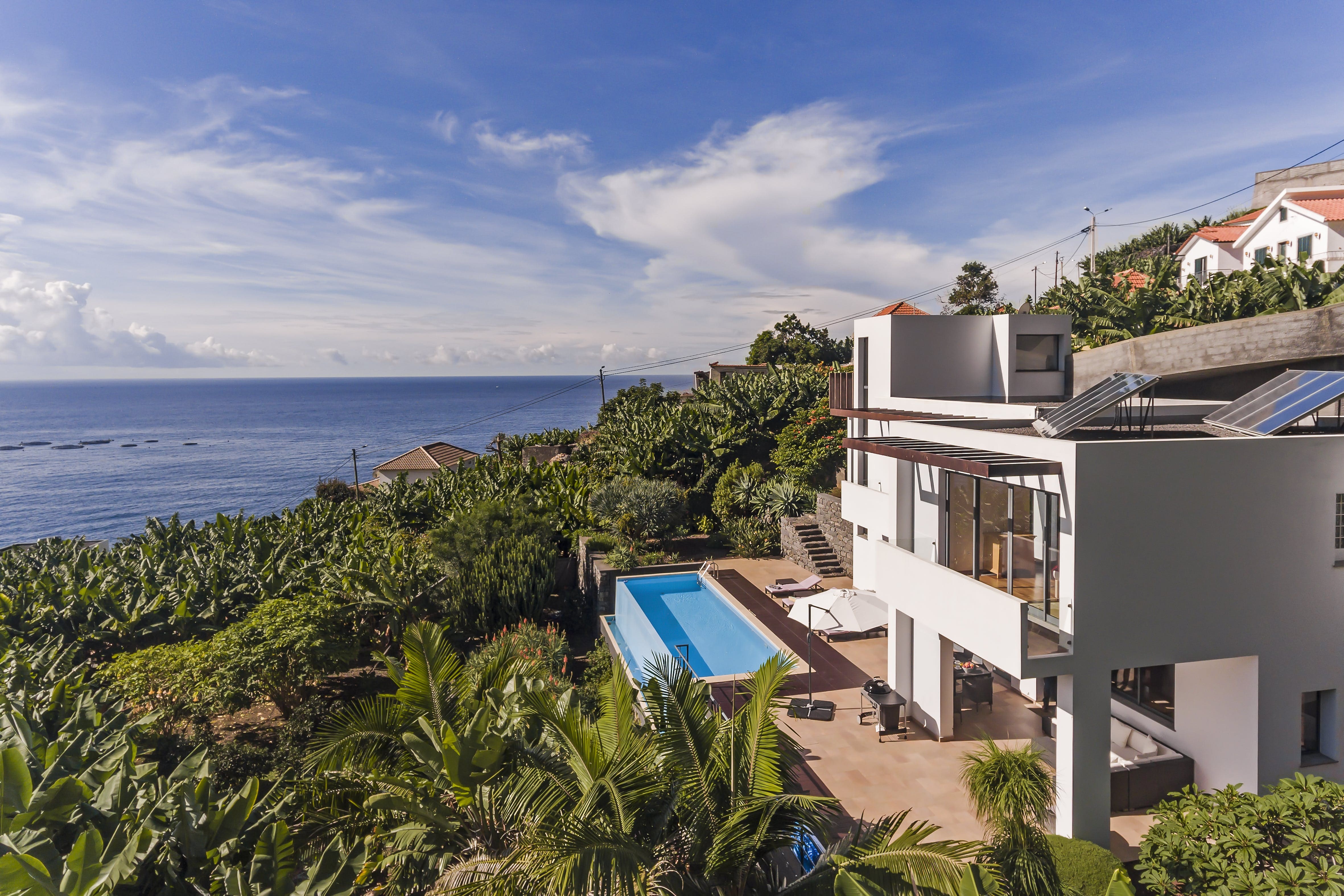 Casa Bananeira Calheta: Luxury 4-Bedroom Apartment with Infinity Pool and Sea Views, Calheta