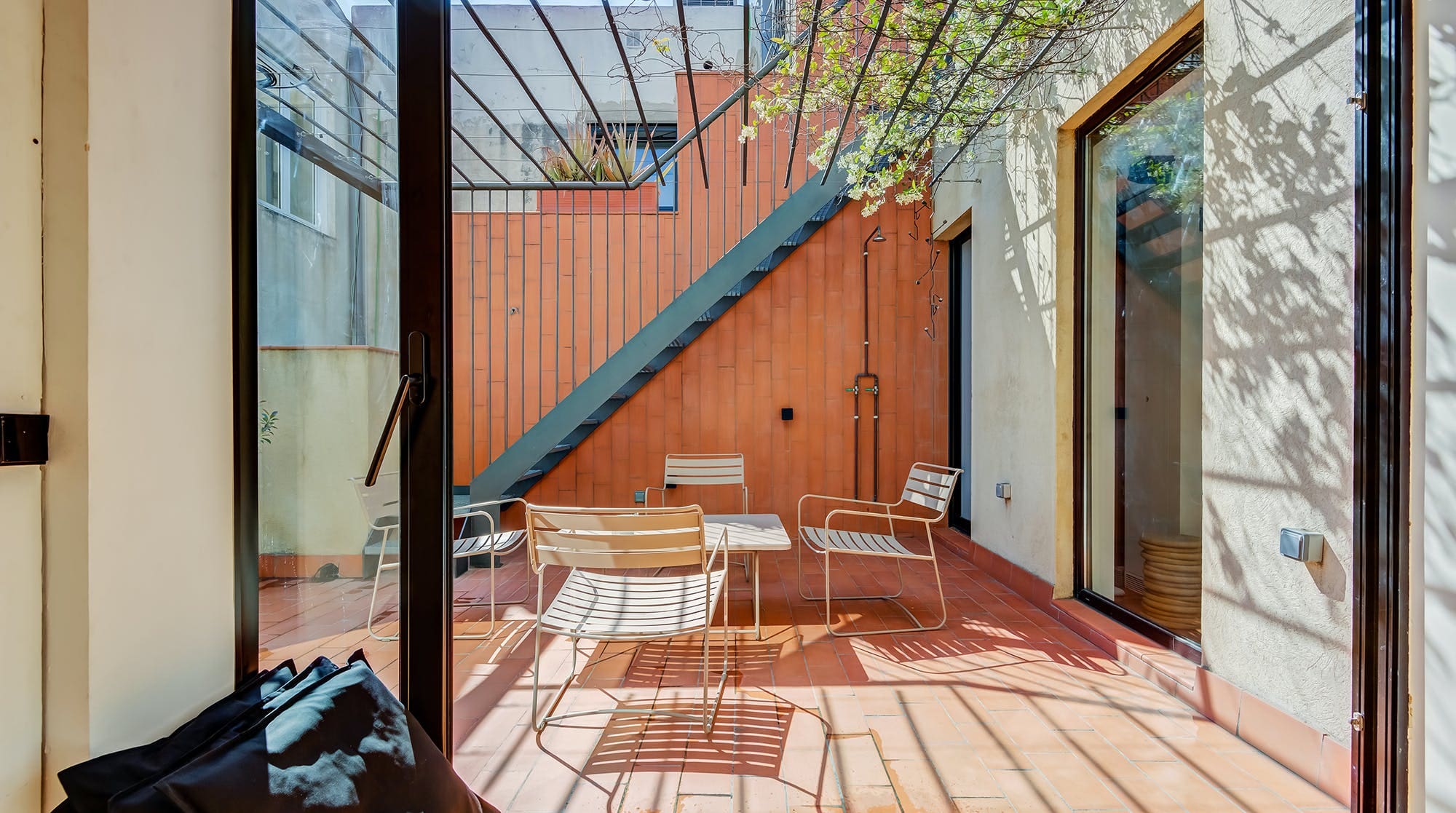 Villa Mestral Hospitalet El Raval: Stylish 2-Bedroom Apartment Rental with Sea Views in El Raval, Barcelona